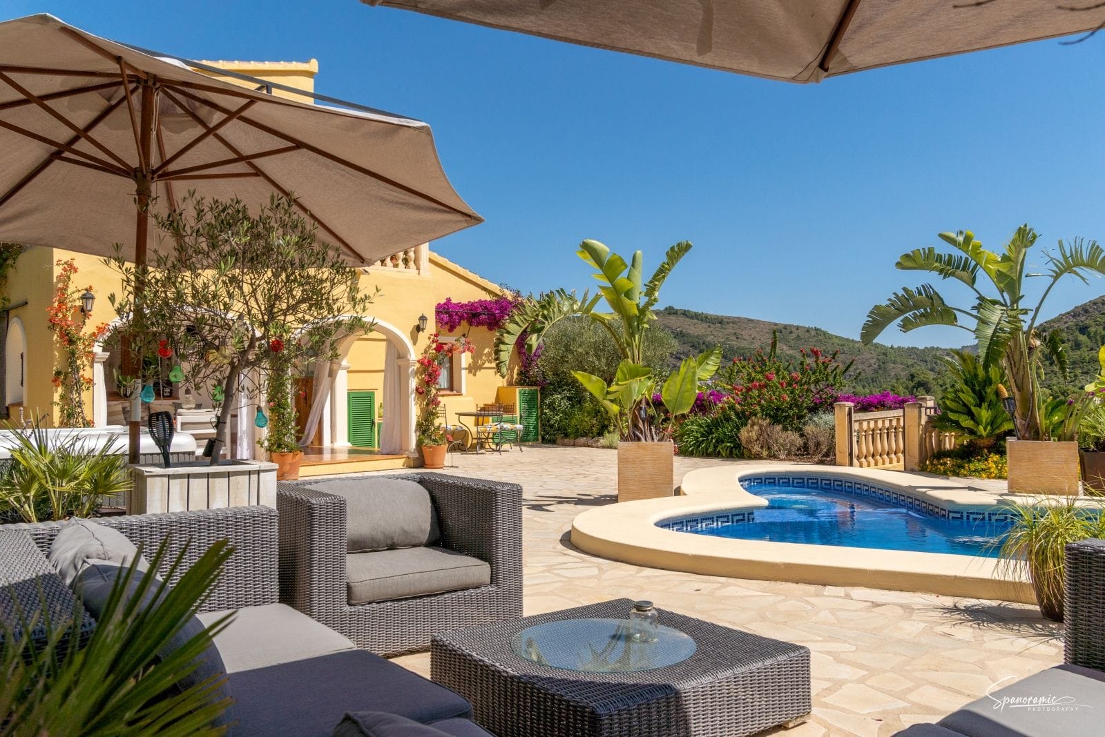 Amplia villa con carácter, piscina y hermoso jardín en Llíber – en el corazón del Valle de Jalón