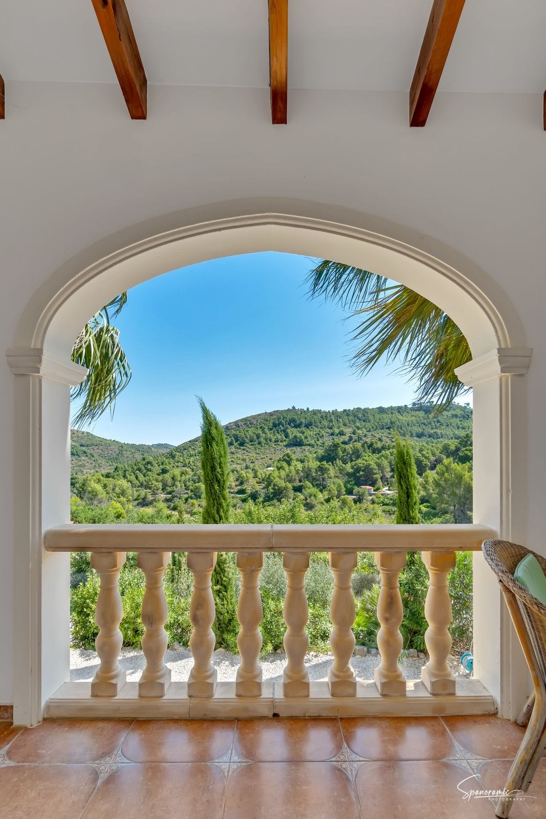 Amplia villa con carácter, piscina y hermoso jardín en Llíber – en el corazón del Valle de Jalón