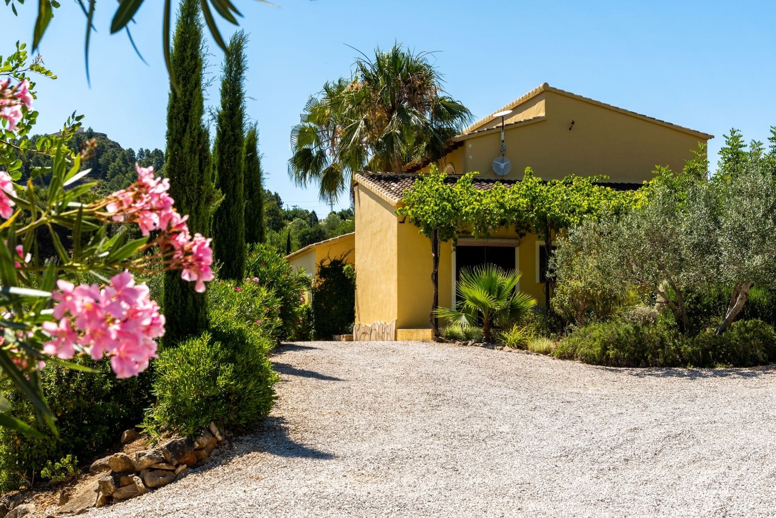Amplia villa con carácter, piscina y hermoso jardín en Llíber – en el corazón del Valle de Jalón