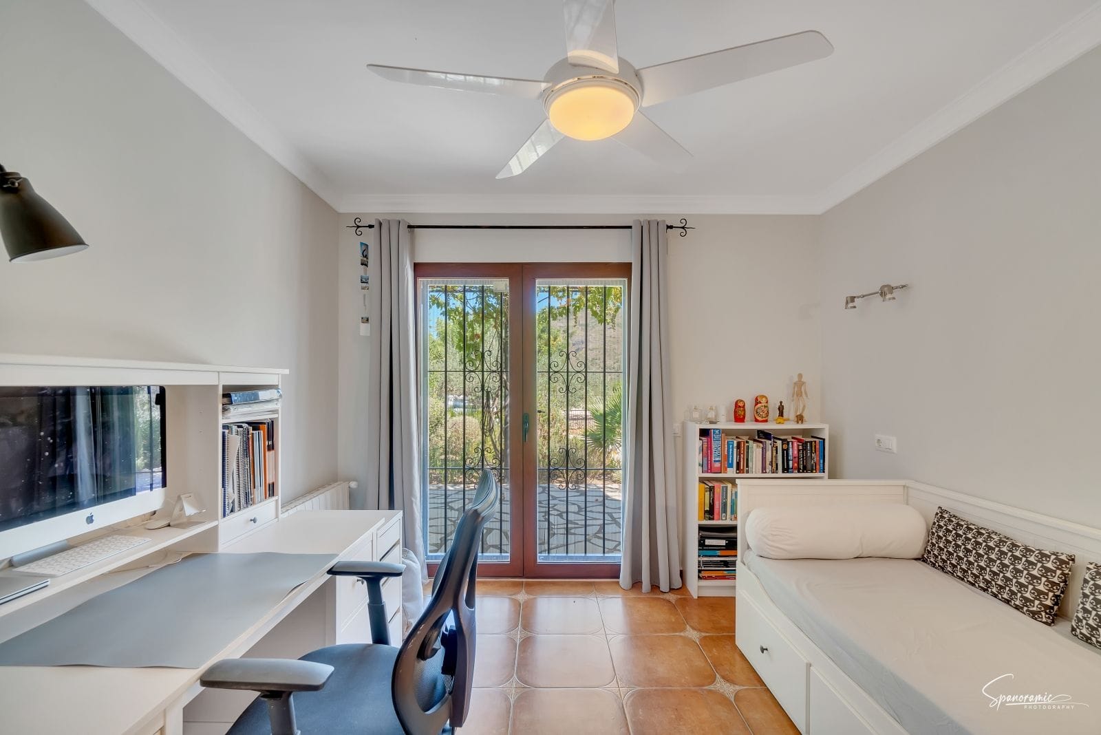 Amplia villa con carácter, piscina y hermoso jardín en Llíber – en el corazón del Valle de Jalón