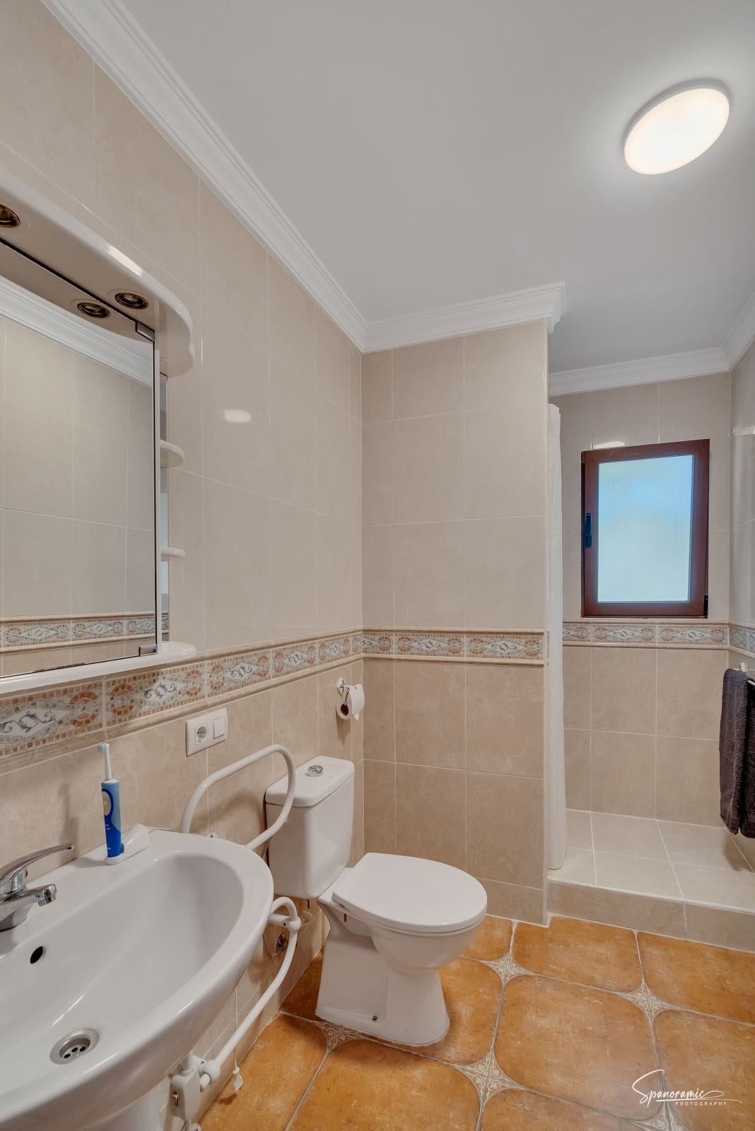 Amplia villa con carácter, piscina y hermoso jardín en Llíber – en el corazón del Valle de Jalón