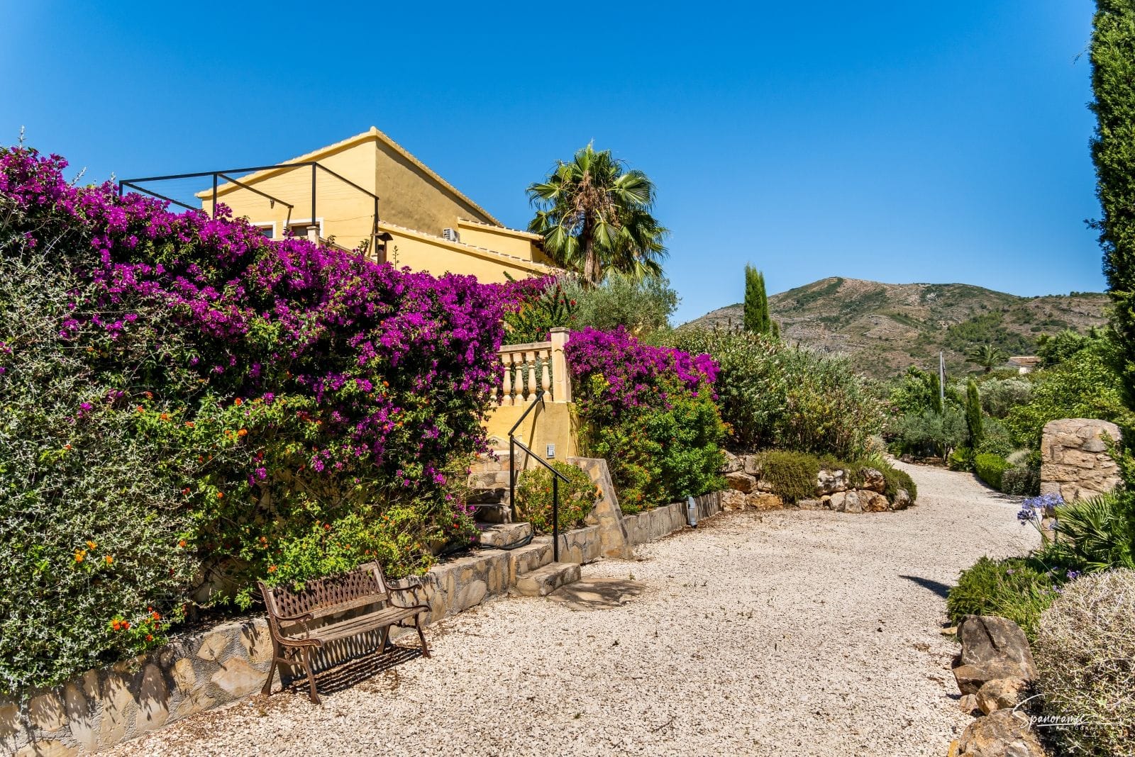 Amplia villa con carácter, piscina y hermoso jardín en Llíber – en el corazón del Valle de Jalón