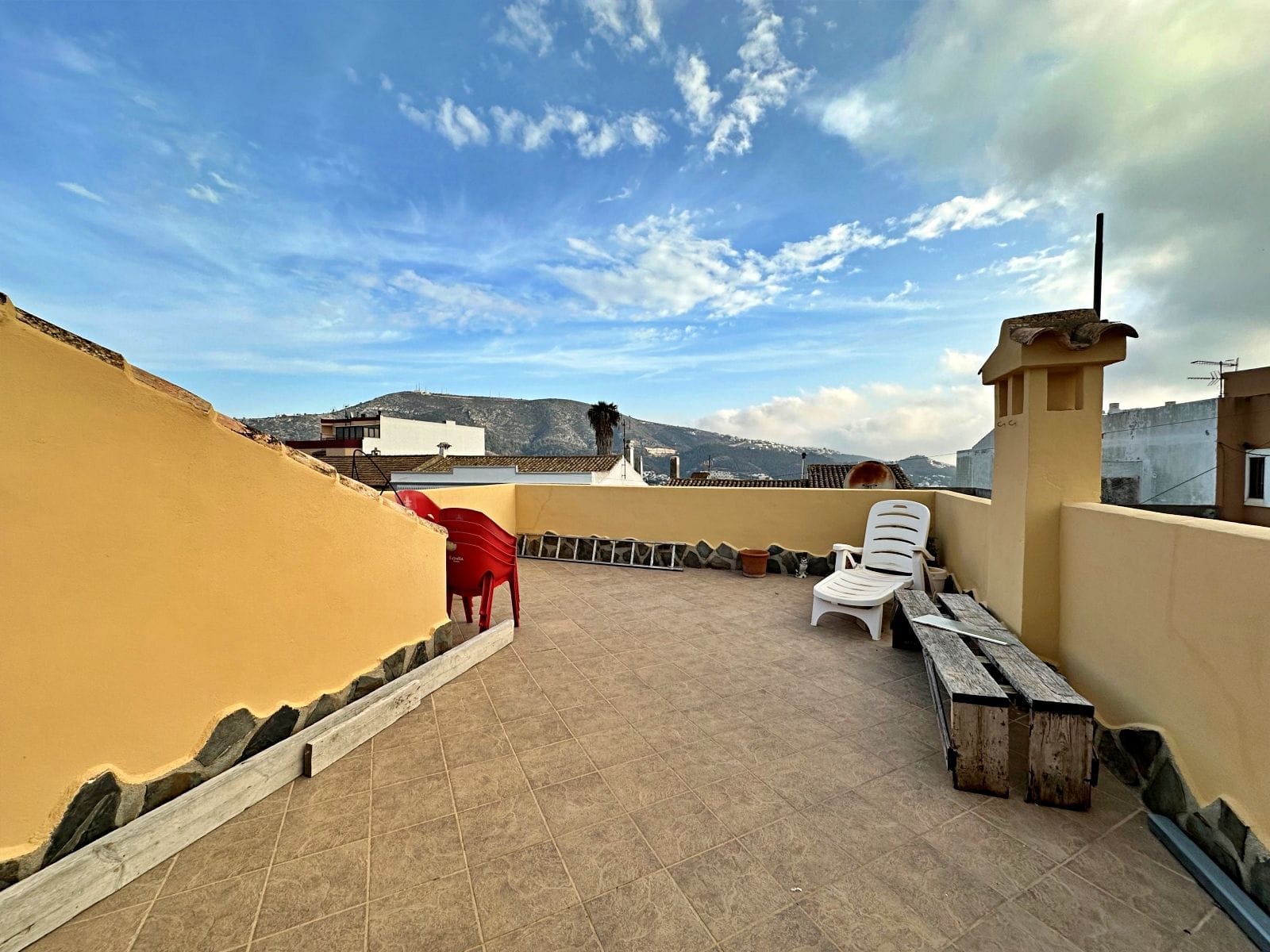 Espaciosa casa de pueblo con garaje interno