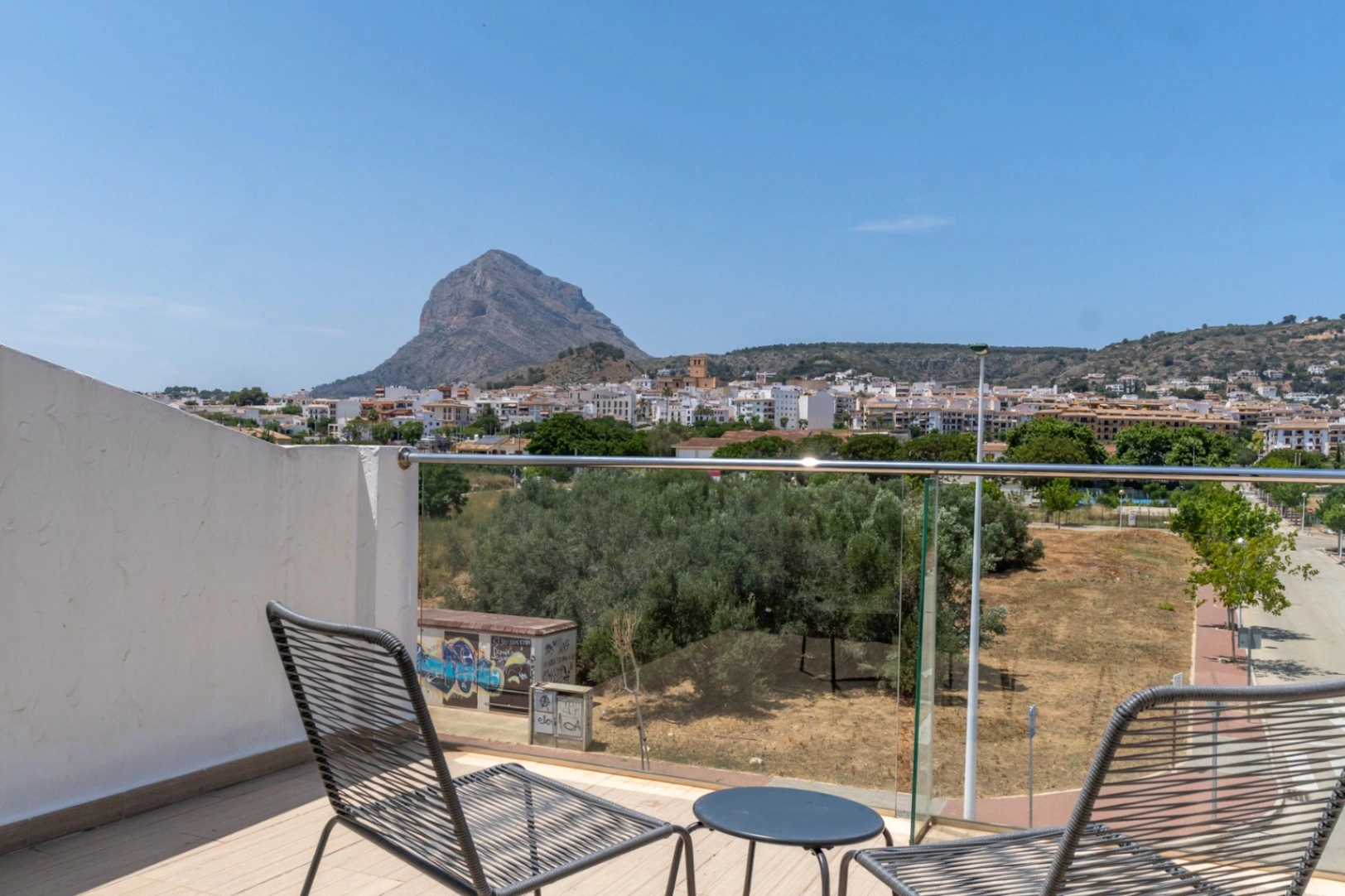 Adosado moderno de 4 dormitorios con patio privado, piscina y parking cerca del casco antiguo de Jávea