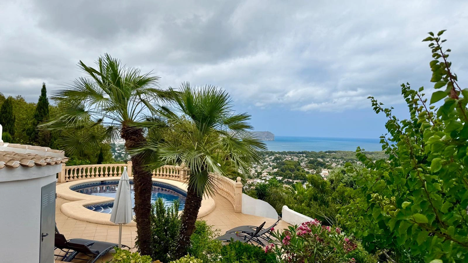 Encantadora villa de estilo ibicenco con vistas panorámicas al mar en Jávea
