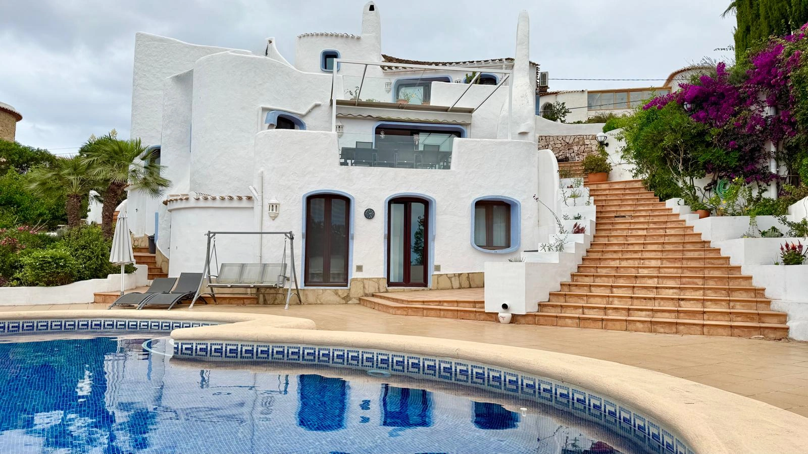 Encantadora villa de estilo ibicenco con vistas panorámicas al mar en Jávea