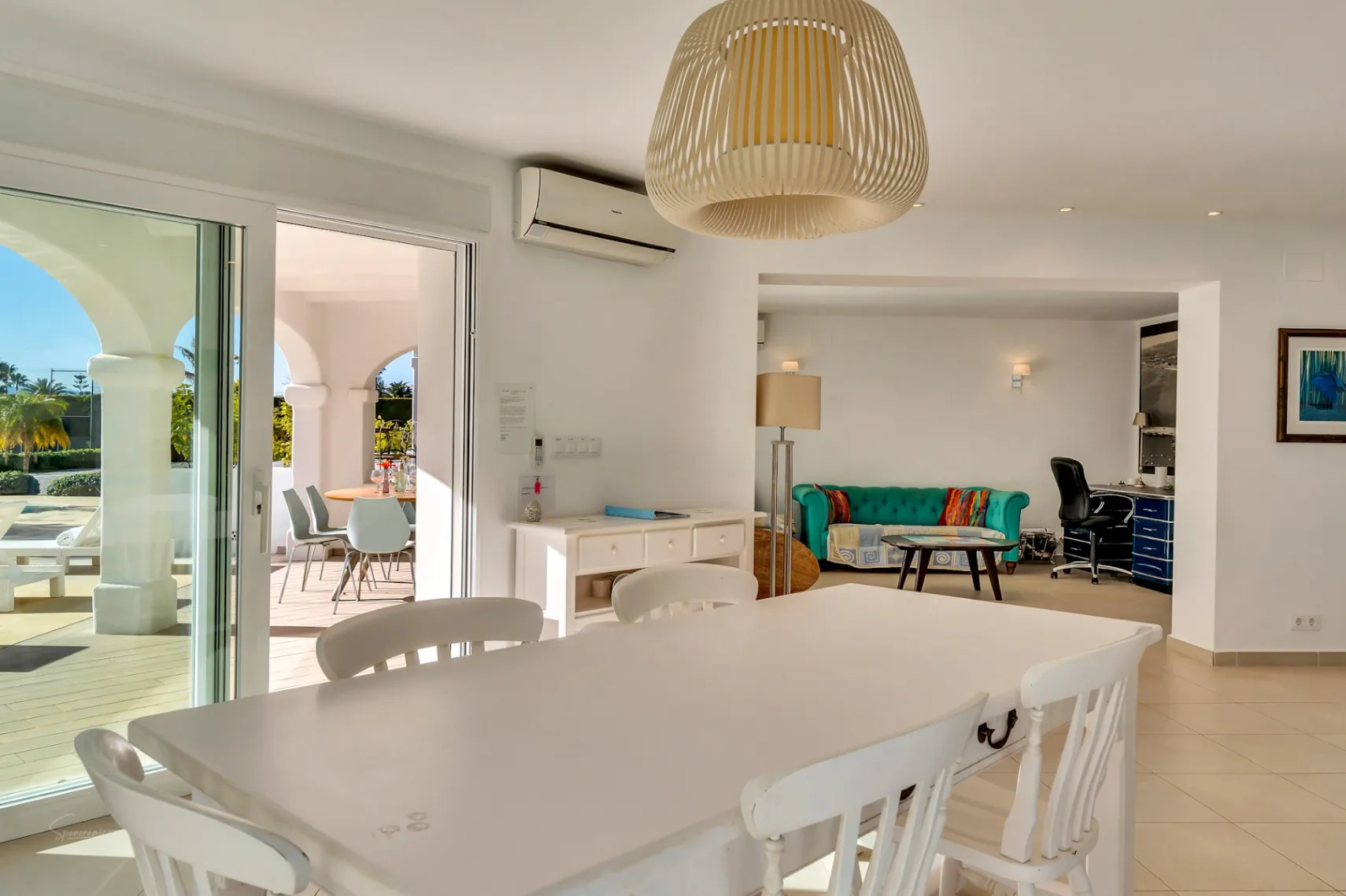 Impresionante villa de estilo ibicenco con pista de tenis y vistas al Montgó en Jávea