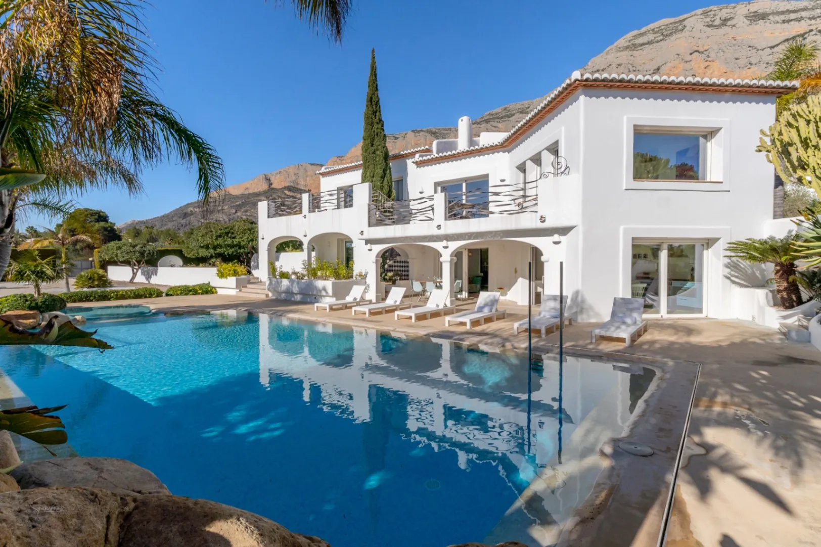 Impresionante villa de estilo ibicenco con pista de tenis y vistas al Montgó en Jávea