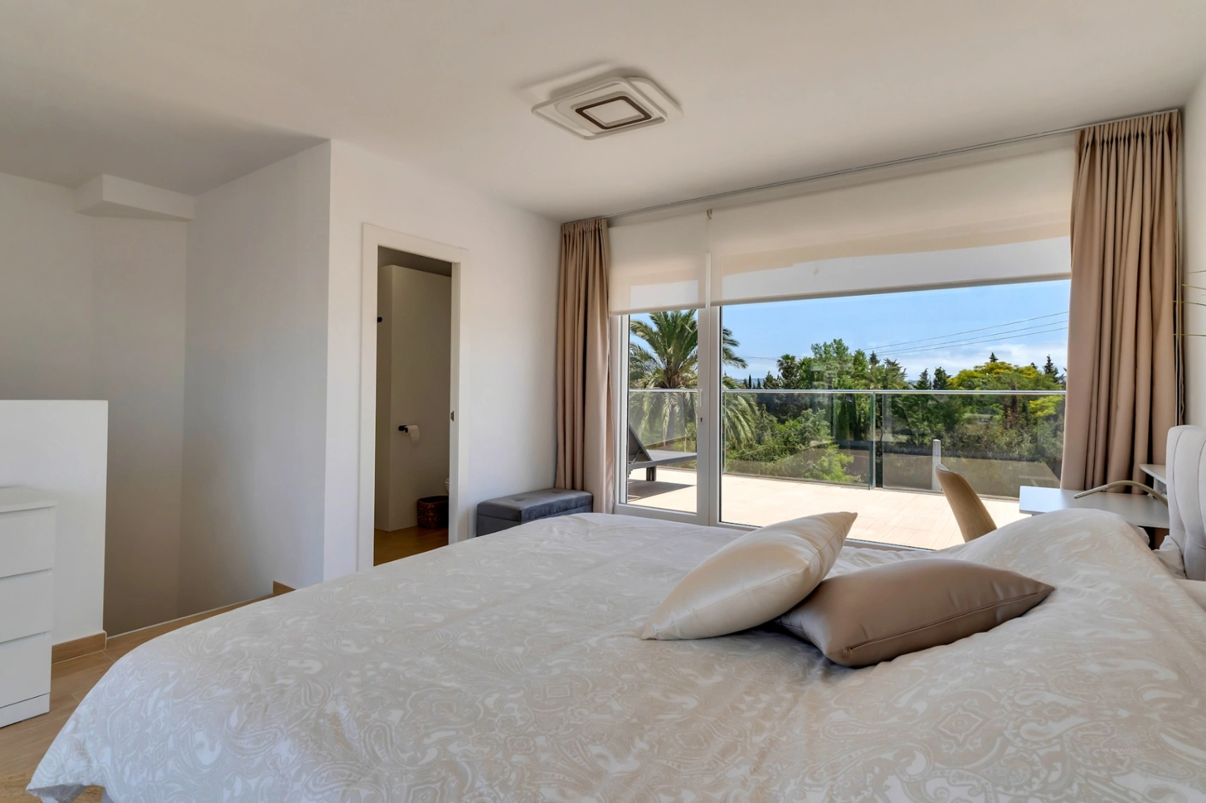 Adosado moderno de 4 dormitorios con patio privado, piscina y parking cerca del casco antiguo de Jávea