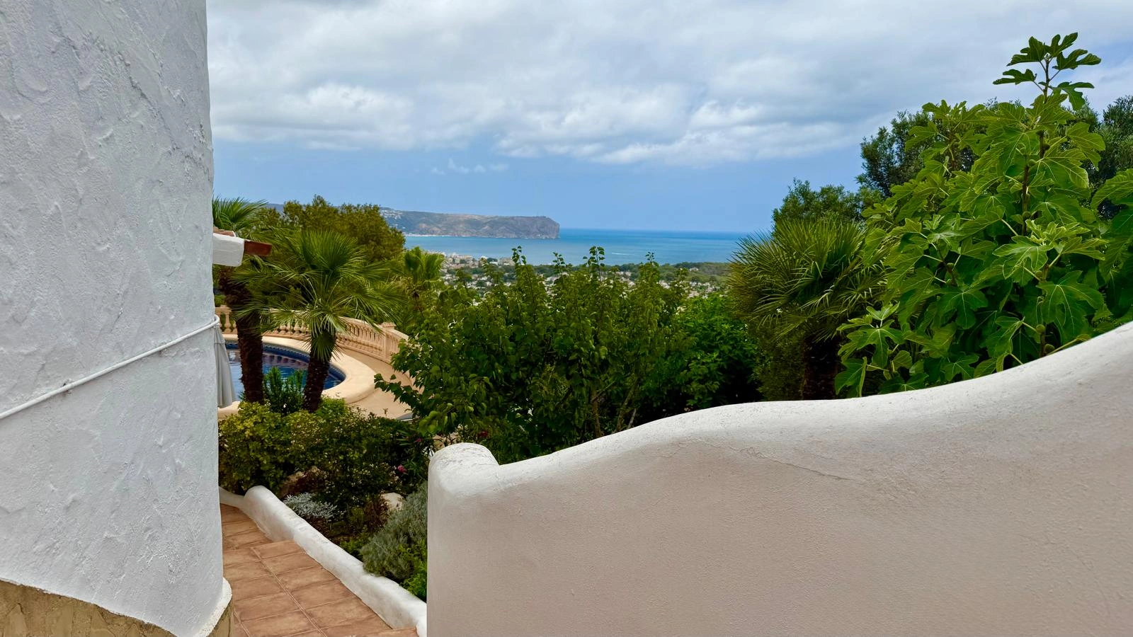 Encantadora villa de estilo ibicenco con vistas panorámicas al mar en Jávea