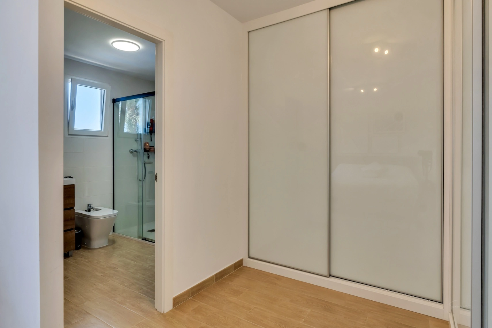 Adosado moderno de 4 dormitorios con patio privado, piscina y parking cerca del casco antiguo de Jávea