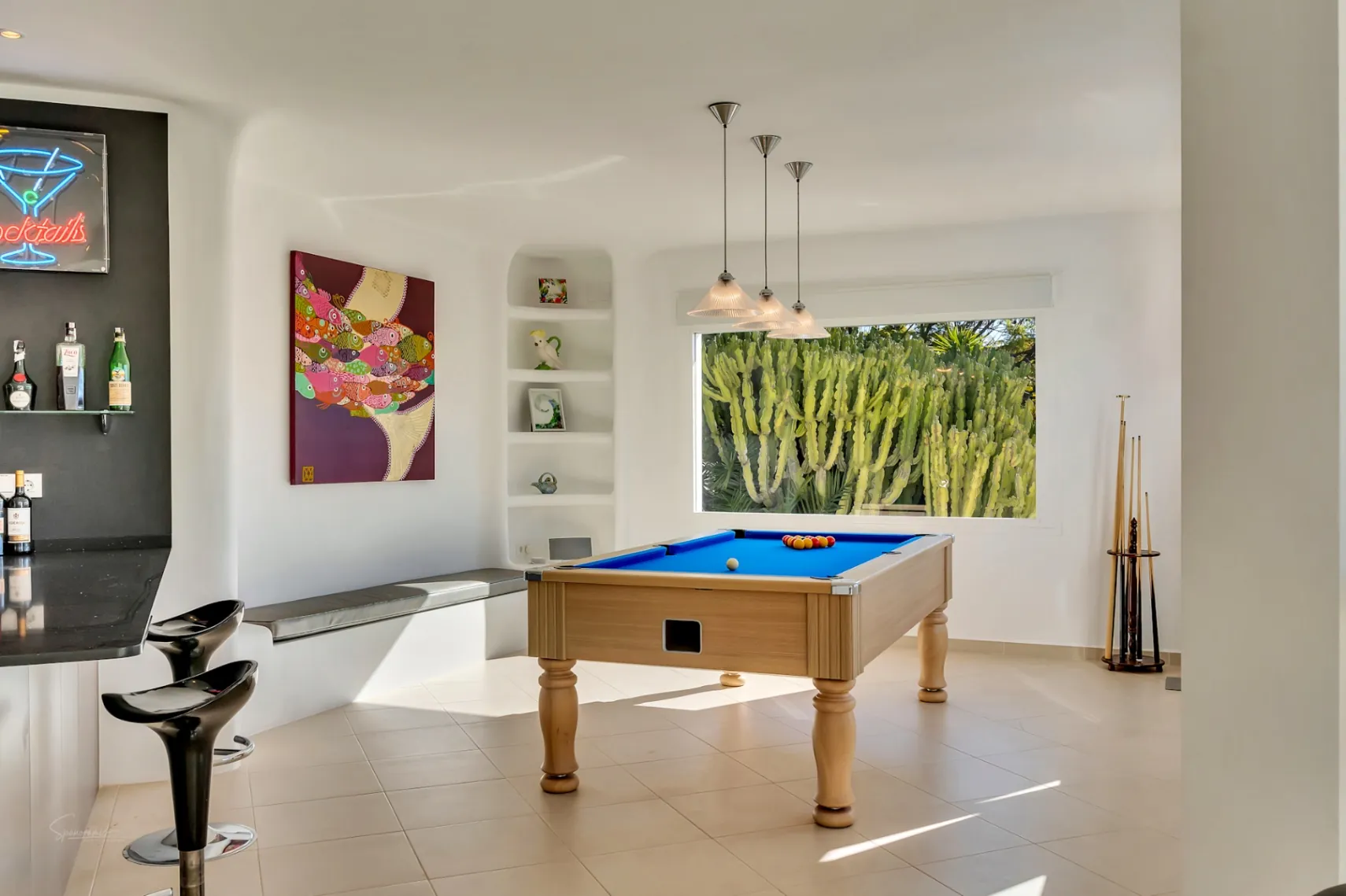 Impresionante villa de estilo ibicenco con pista de tenis y vistas al Montgó en Jávea