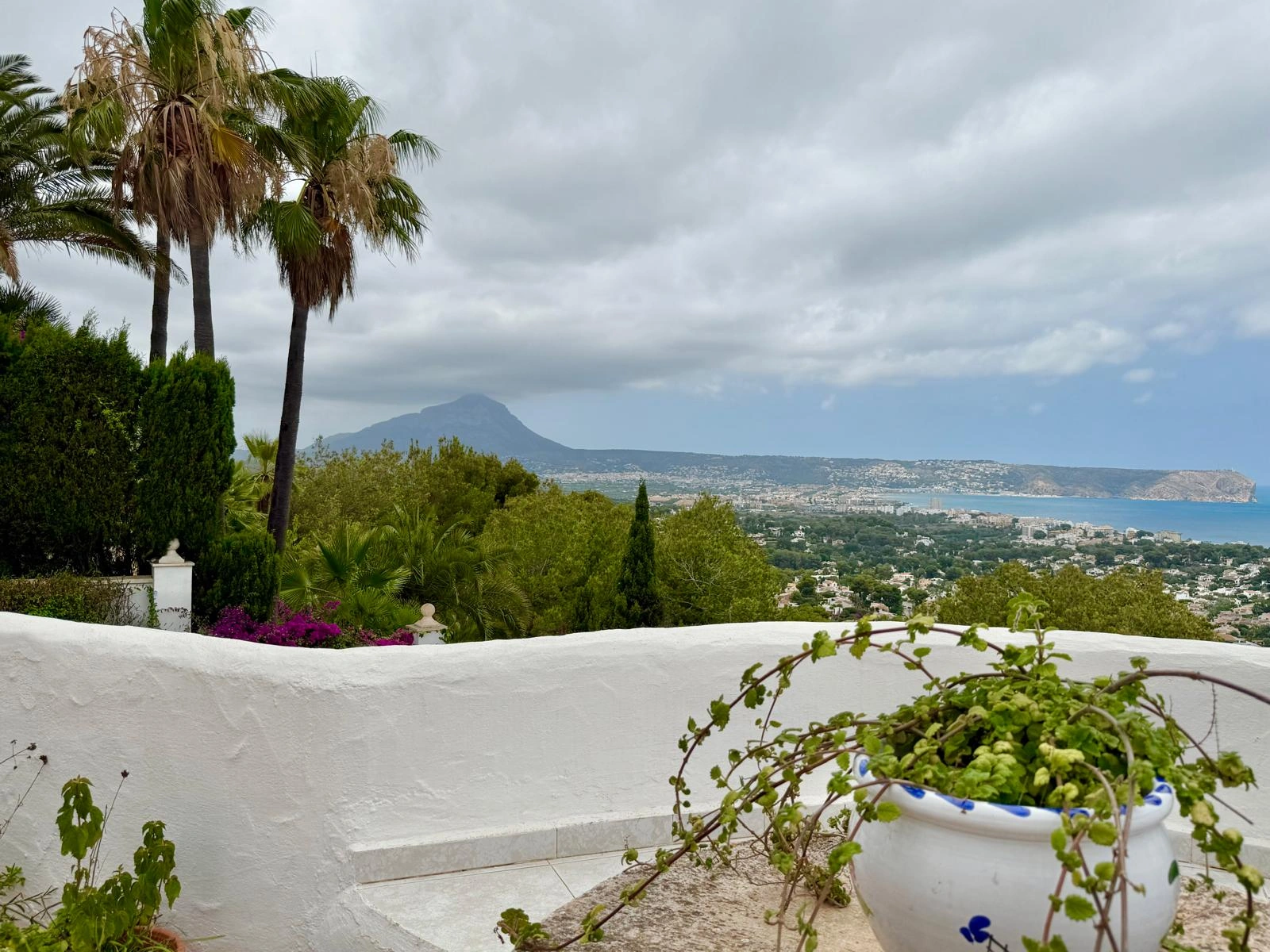 Encantadora villa de estilo ibicenco con vistas panorámicas al mar en Jávea