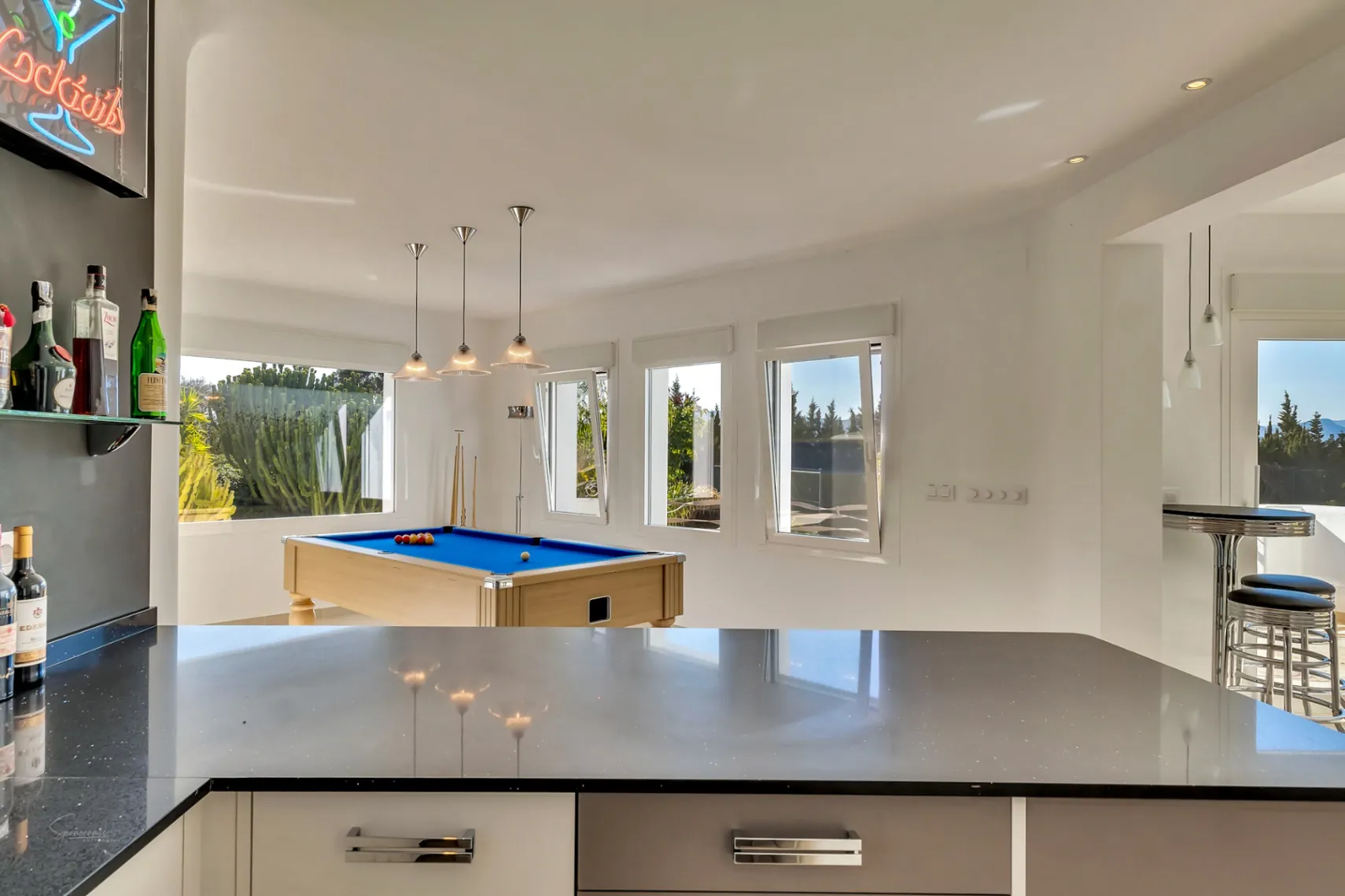 Impresionante villa de estilo ibicenco con pista de tenis y vistas al Montgó en Jávea