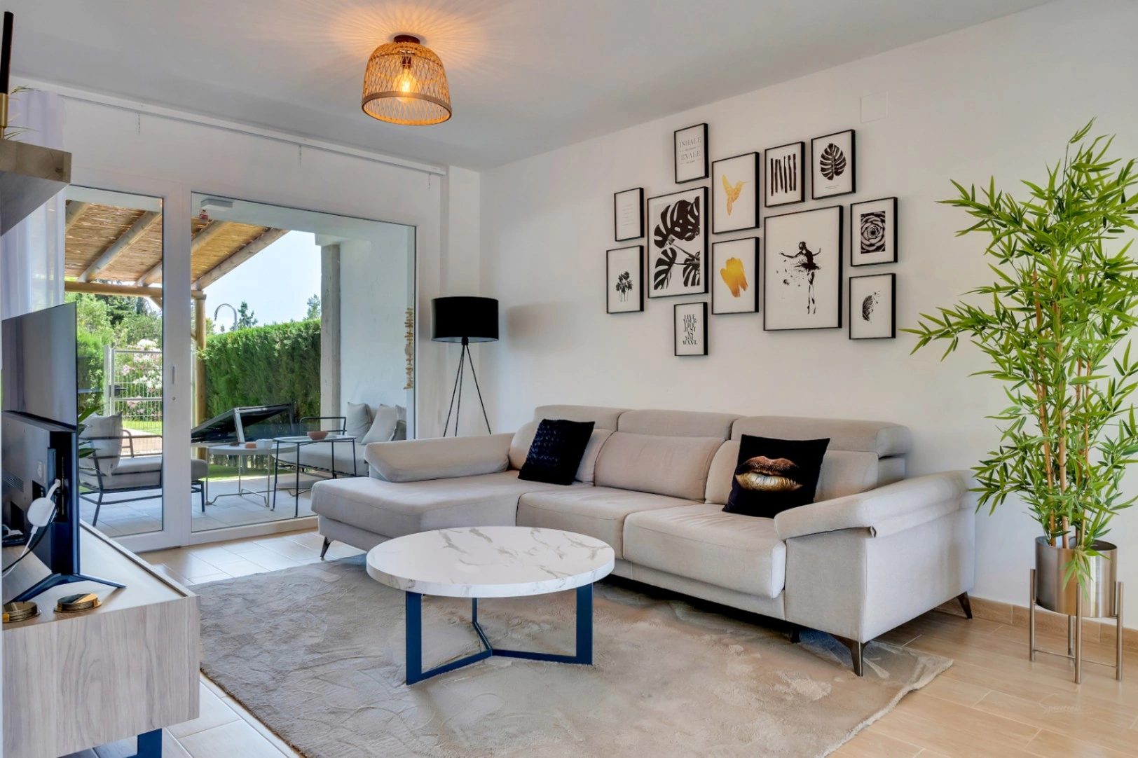 Adosado moderno de 4 dormitorios con patio privado, piscina y parking cerca del casco antiguo de Jávea
