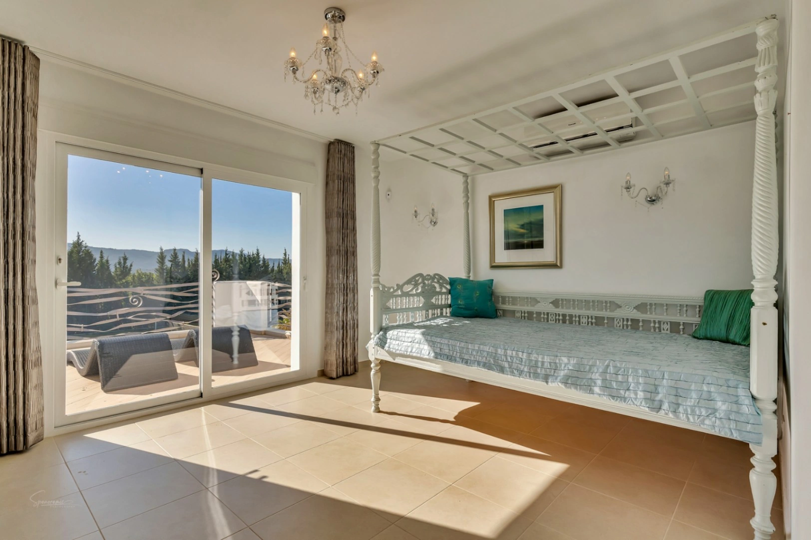 Impresionante villa de estilo ibicenco con pista de tenis y vistas al Montgó en Jávea