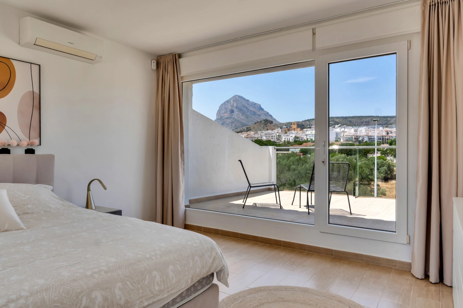 Adosado moderno de 4 dormitorios con patio privado, piscina y parking cerca del casco antiguo de Jávea