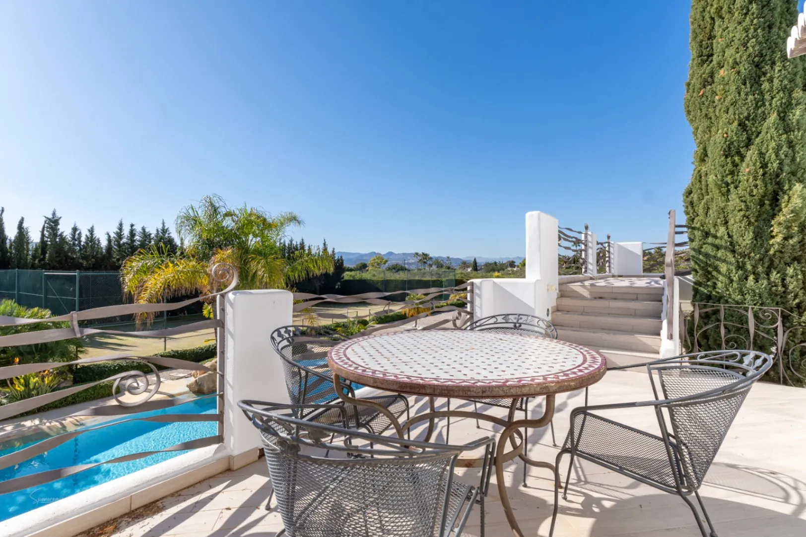Impresionante villa de estilo ibicenco con pista de tenis y vistas al Montgó en Jávea
