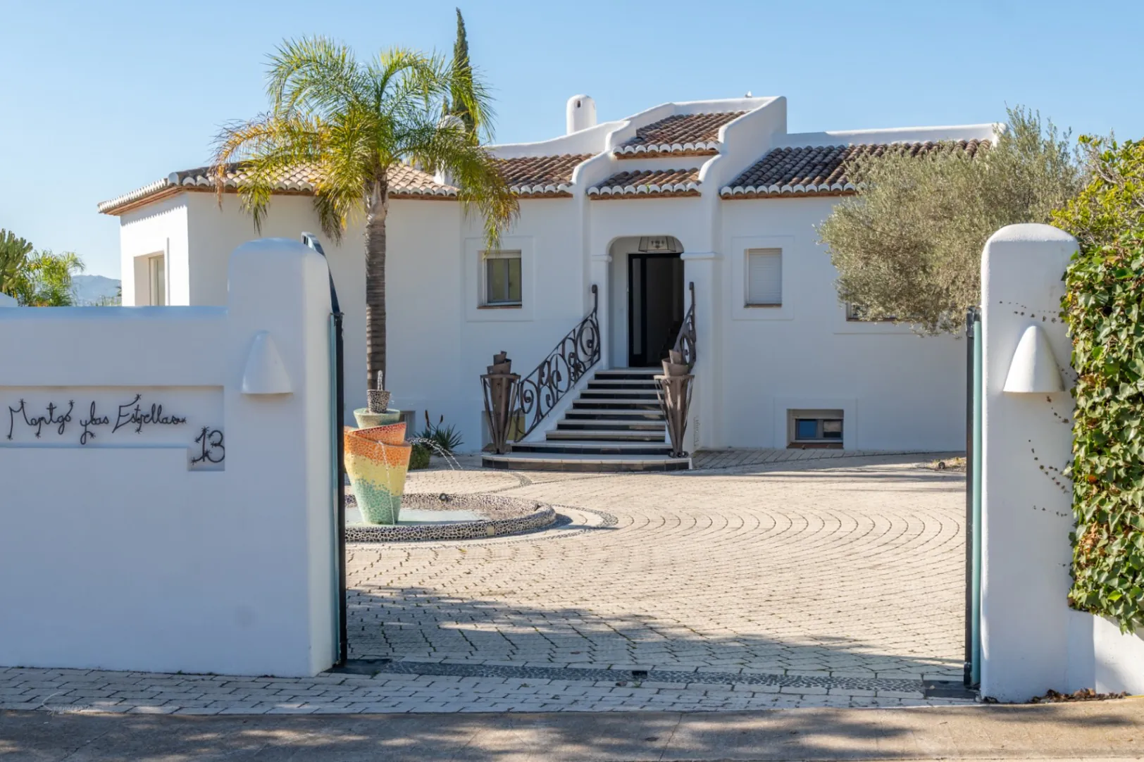 Impresionante villa de estilo ibicenco con pista de tenis y vistas al Montgó en Jávea