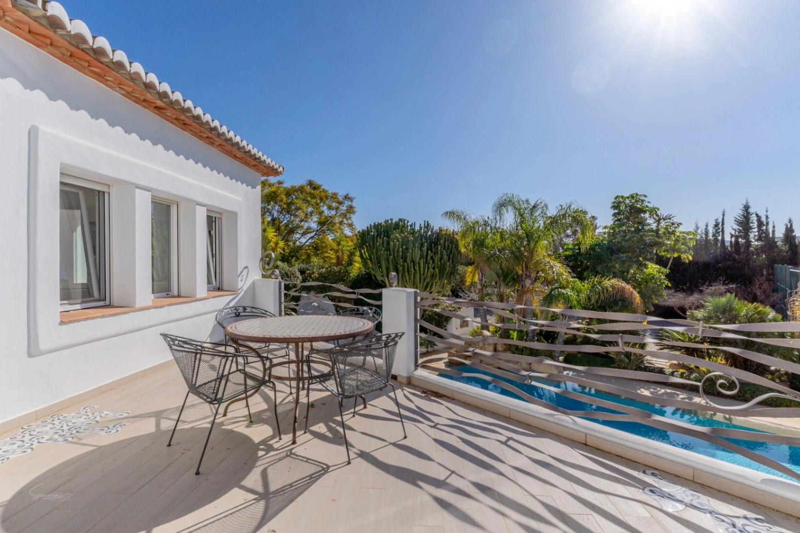 Impresionante villa de estilo ibicenco con pista de tenis y vistas al Montgó en Jávea