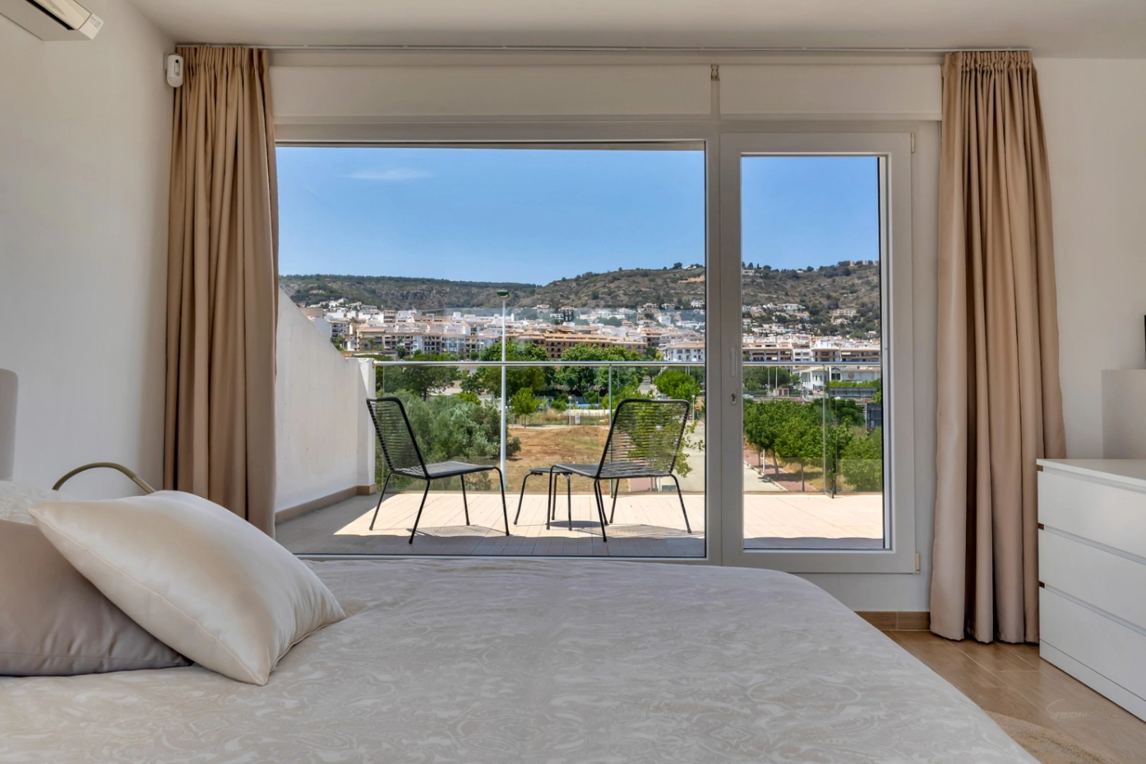 Adosado moderno de 4 dormitorios con patio privado, piscina y parking cerca del casco antiguo de Jávea