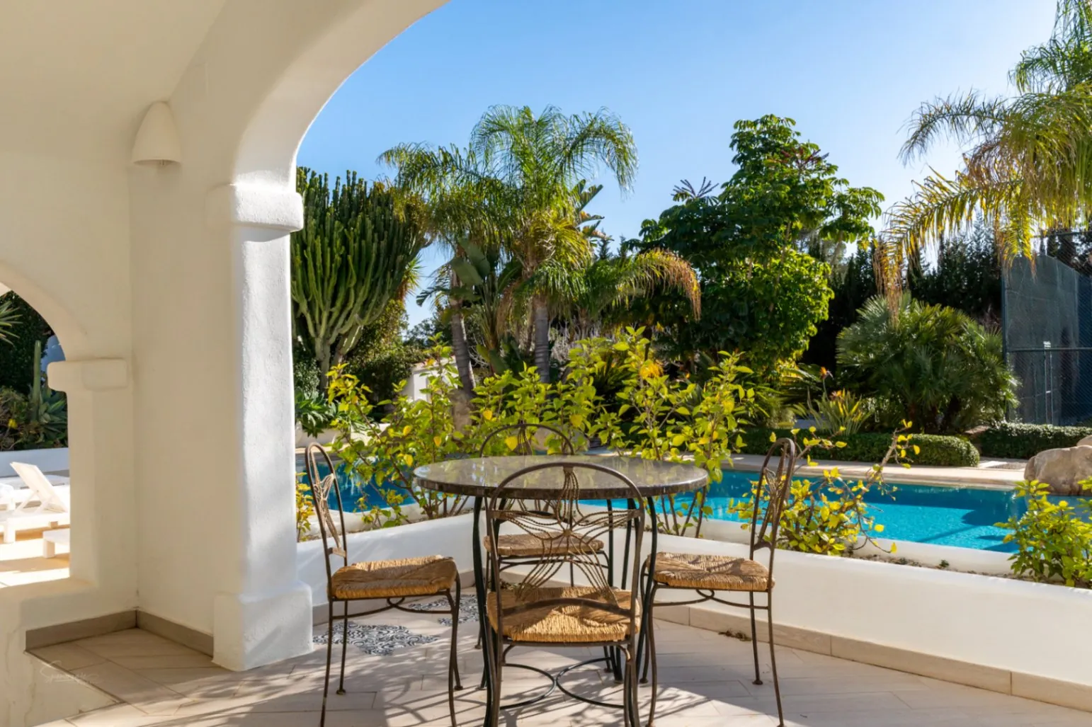 Impresionante villa de estilo ibicenco con pista de tenis y vistas al Montgó en Jávea
