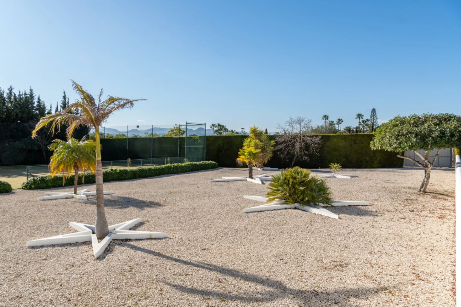 Impresionante villa de estilo ibicenco con pista de tenis y vistas al Montgó en Jávea