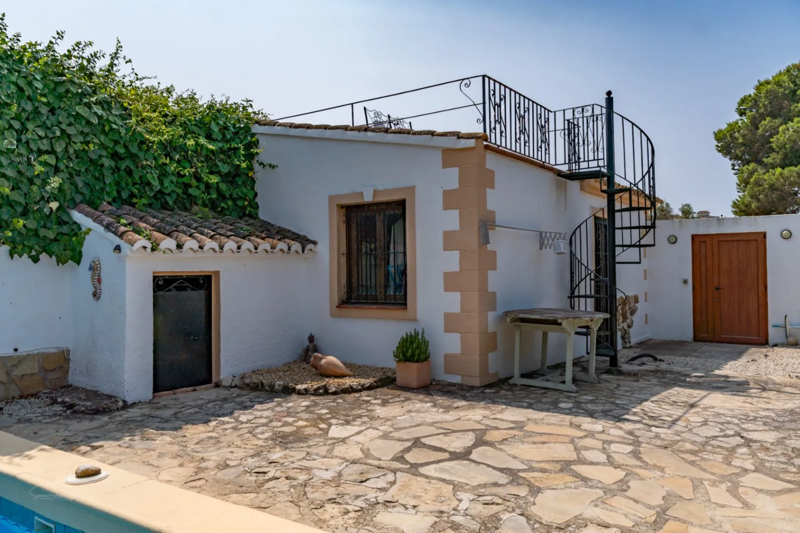 Encantadora Finca de 4 Habitaciones en Ubicación Tranquila Cerca del Centro de Teulada