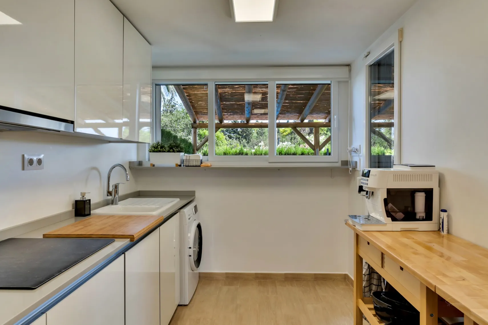 Adosado moderno de 4 dormitorios con patio privado, piscina y parking cerca del casco antiguo de Jávea
