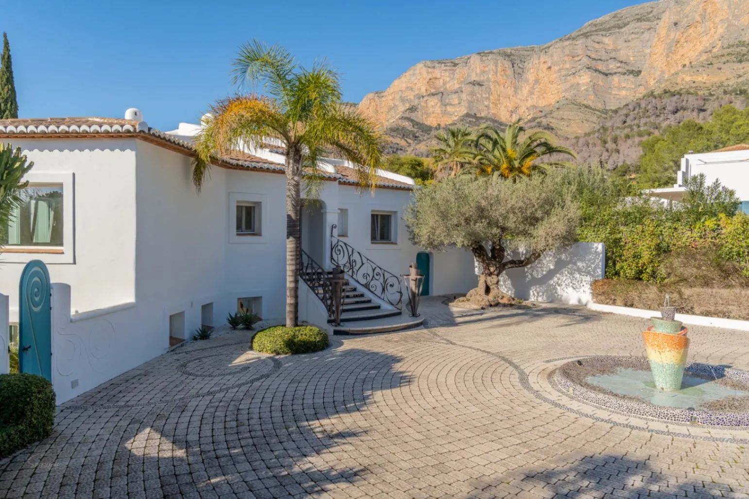 Impresionante villa de estilo ibicenco con pista de tenis y vistas al Montgó en Jávea