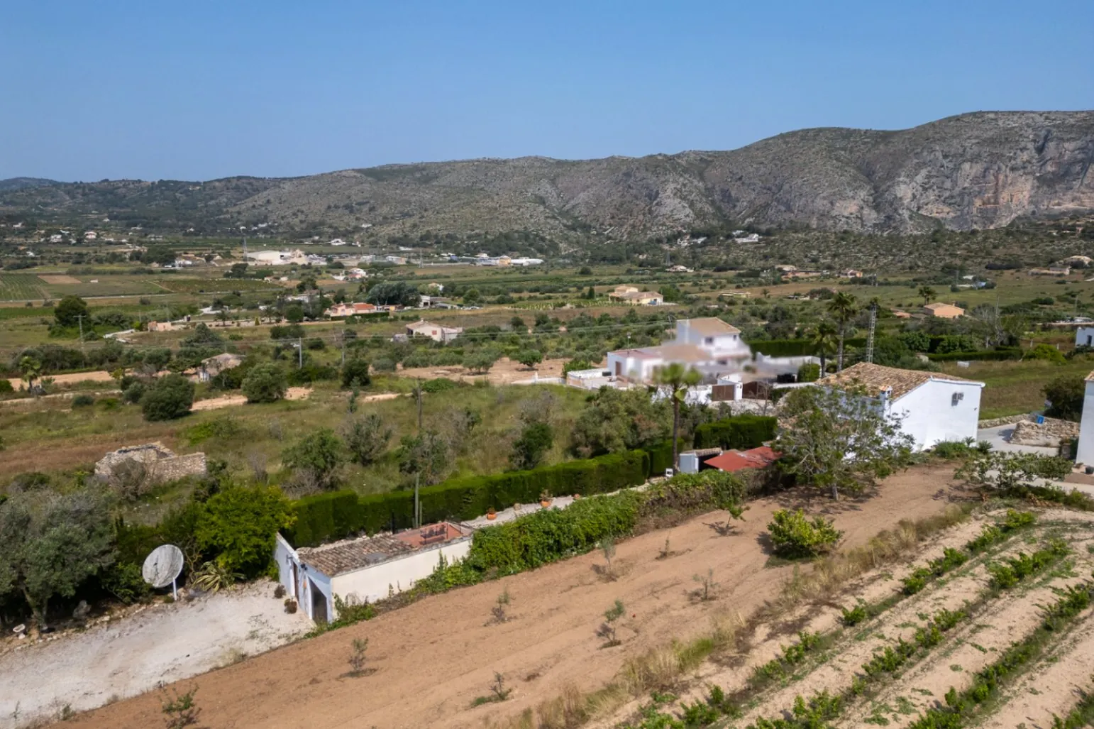 Encantadora Finca de 4 Habitaciones en Ubicación Tranquila Cerca del Centro de Teulada