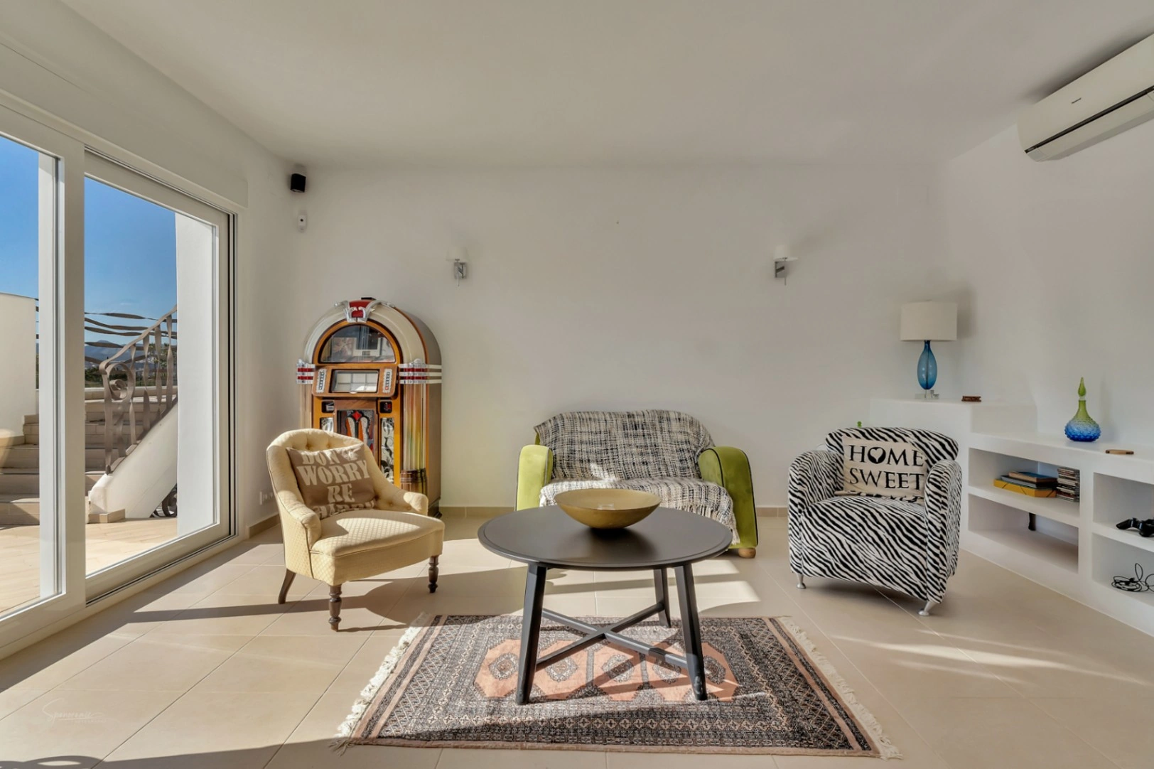 Impresionante villa de estilo ibicenco con pista de tenis y vistas al Montgó en Jávea