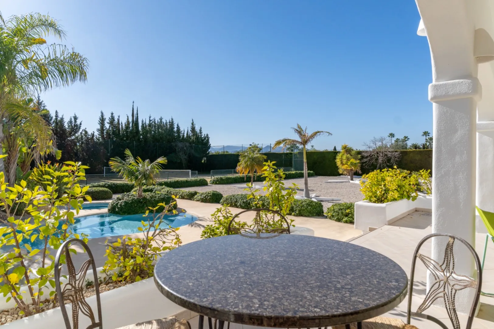 Impresionante villa de estilo ibicenco con pista de tenis y vistas al Montgó en Jávea