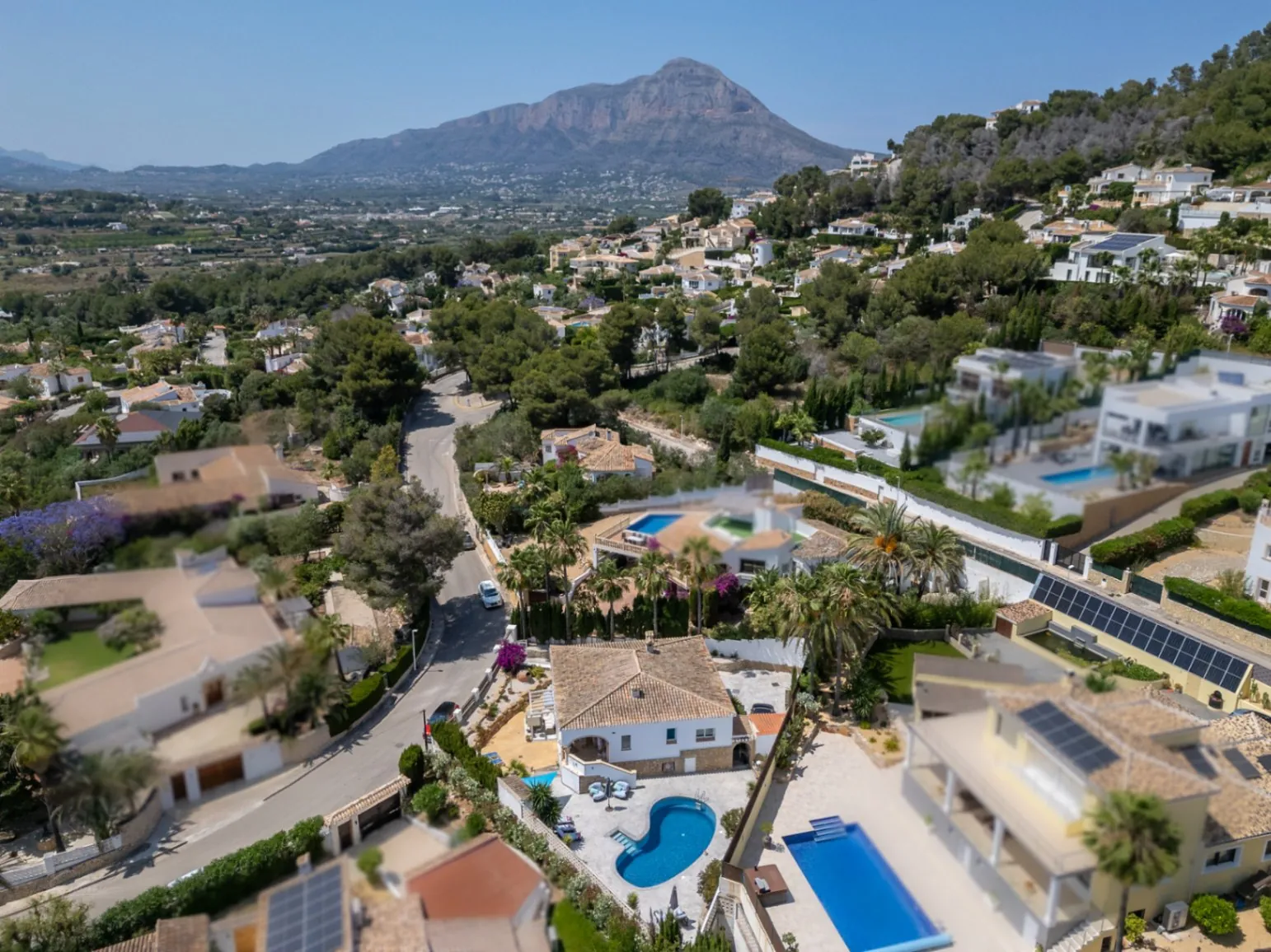 Elegante villa completamente renovada con vistas impresionantes en Rafalet, Jávea