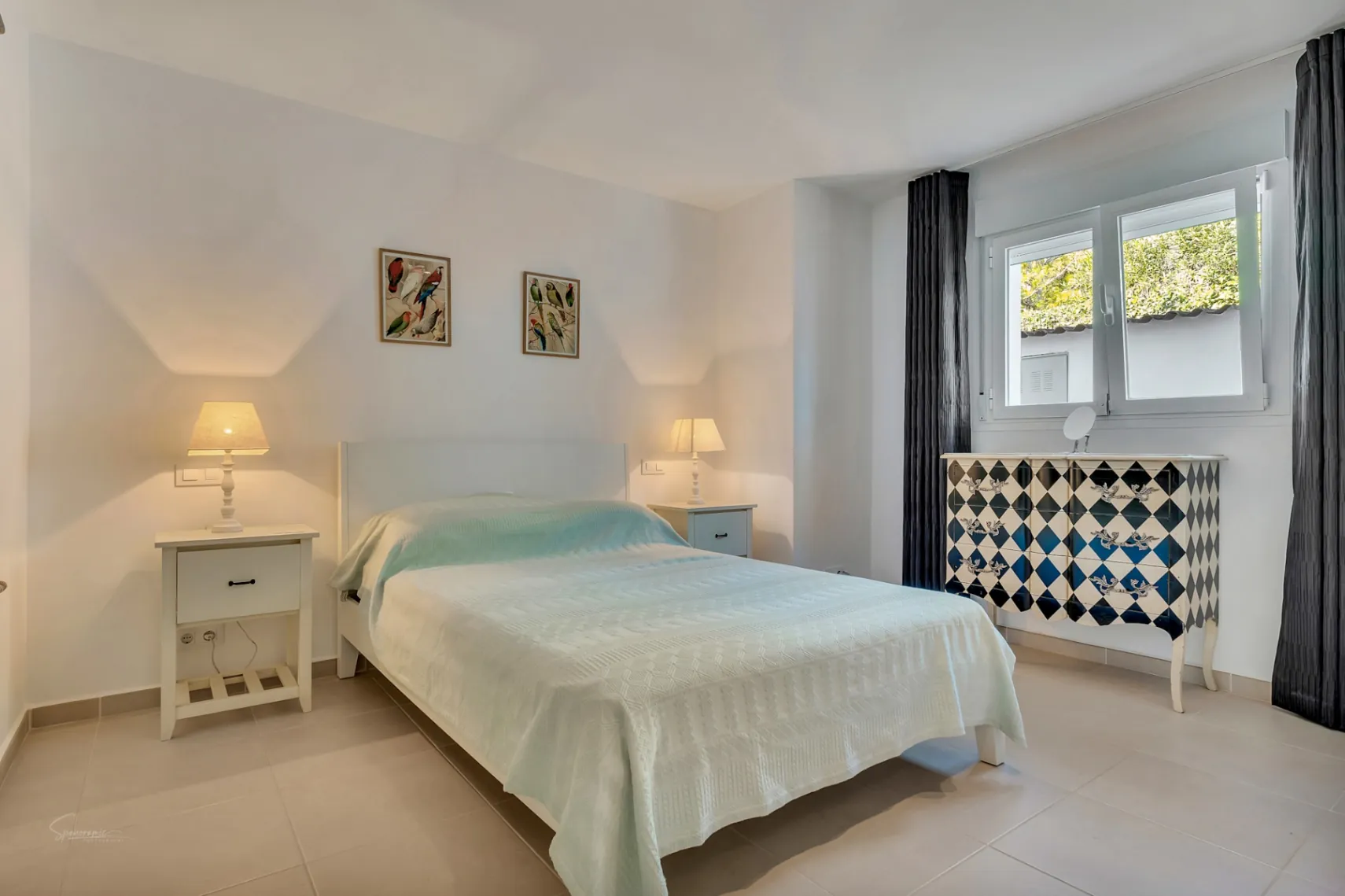 Impresionante villa de estilo ibicenco con pista de tenis y vistas al Montgó en Jávea