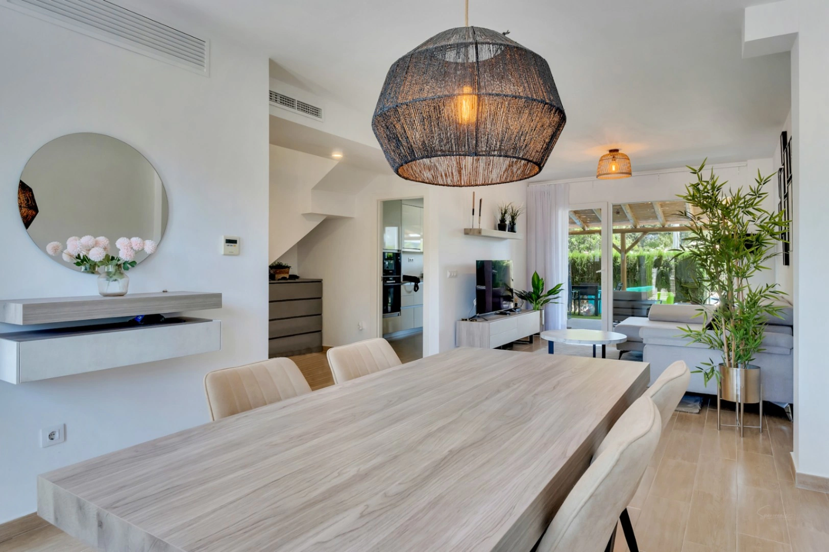 Adosado moderno de 4 dormitorios con patio privado, piscina y parking cerca del casco antiguo de Jávea