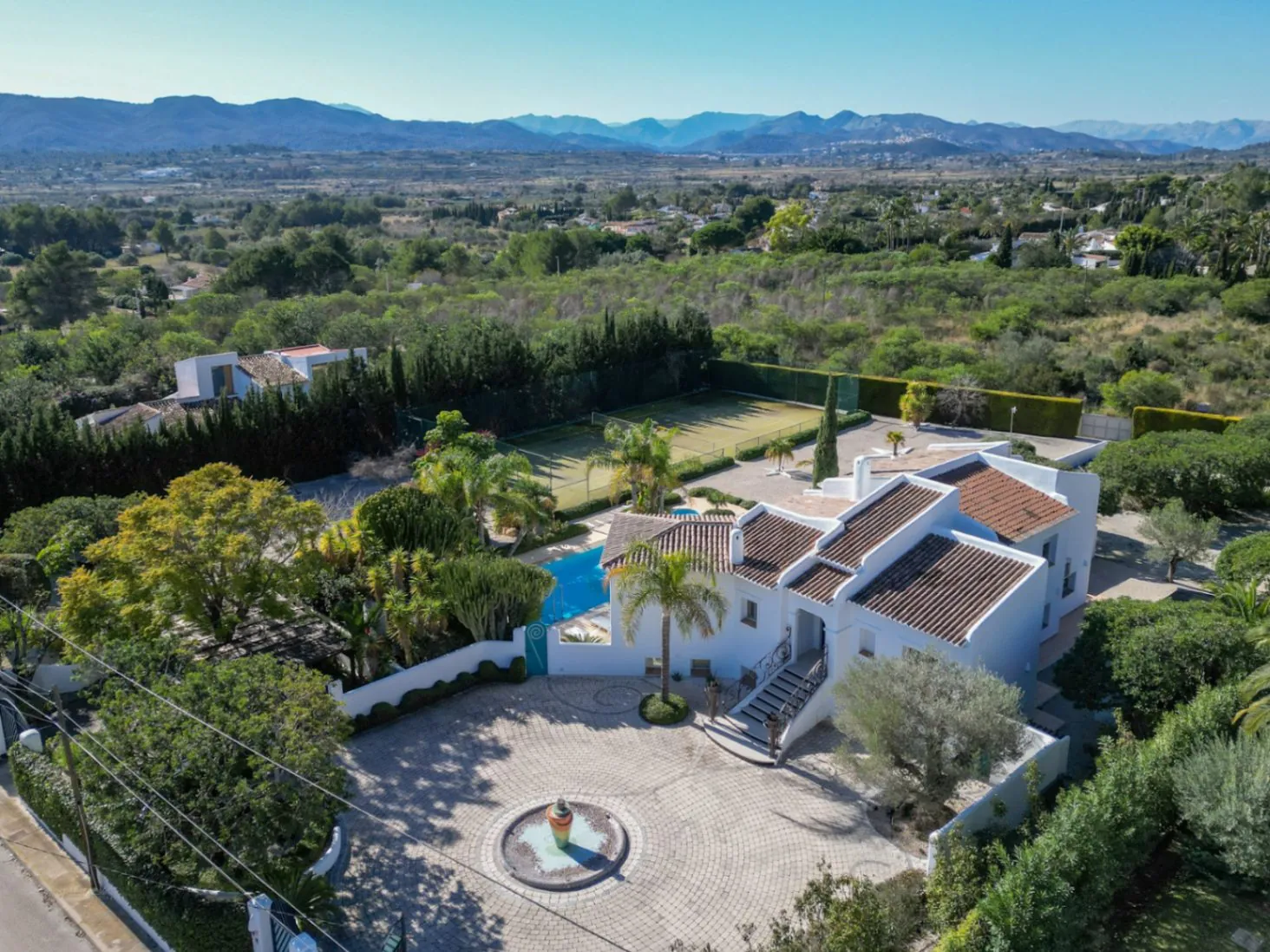 Impresionante villa de estilo ibicenco con pista de tenis y vistas al Montgó en Jávea
