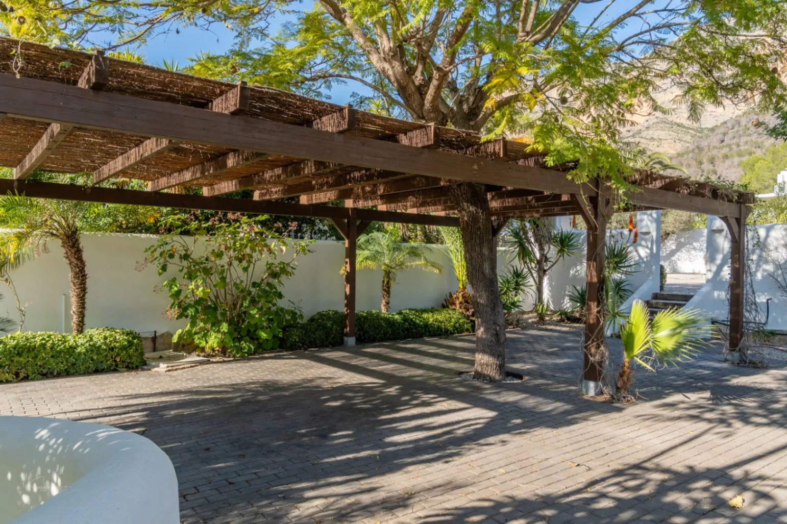 Impresionante villa de estilo ibicenco con pista de tenis y vistas al Montgó en Jávea