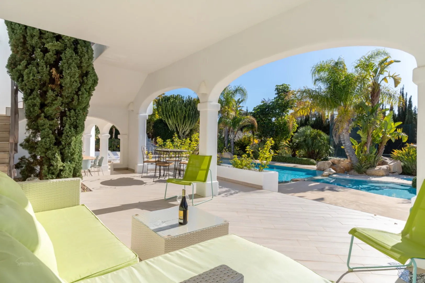 Impresionante villa de estilo ibicenco con pista de tenis y vistas al Montgó en Jávea