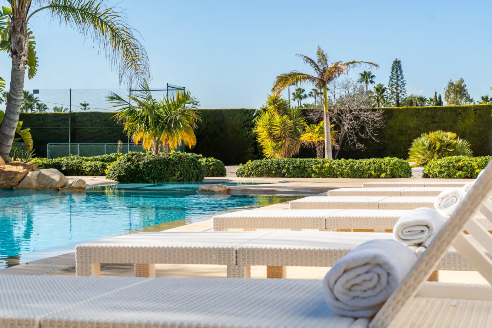 Impresionante villa de estilo ibicenco con pista de tenis y vistas al Montgó en Jávea