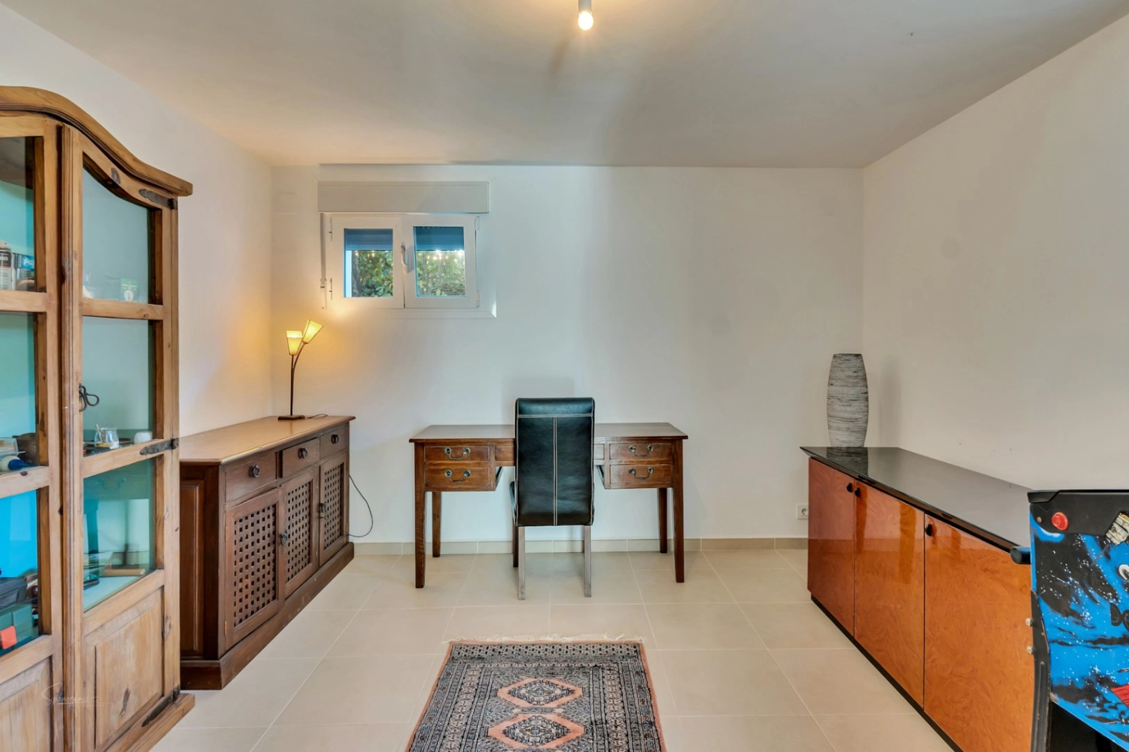 Impresionante villa de estilo ibicenco con pista de tenis y vistas al Montgó en Jávea