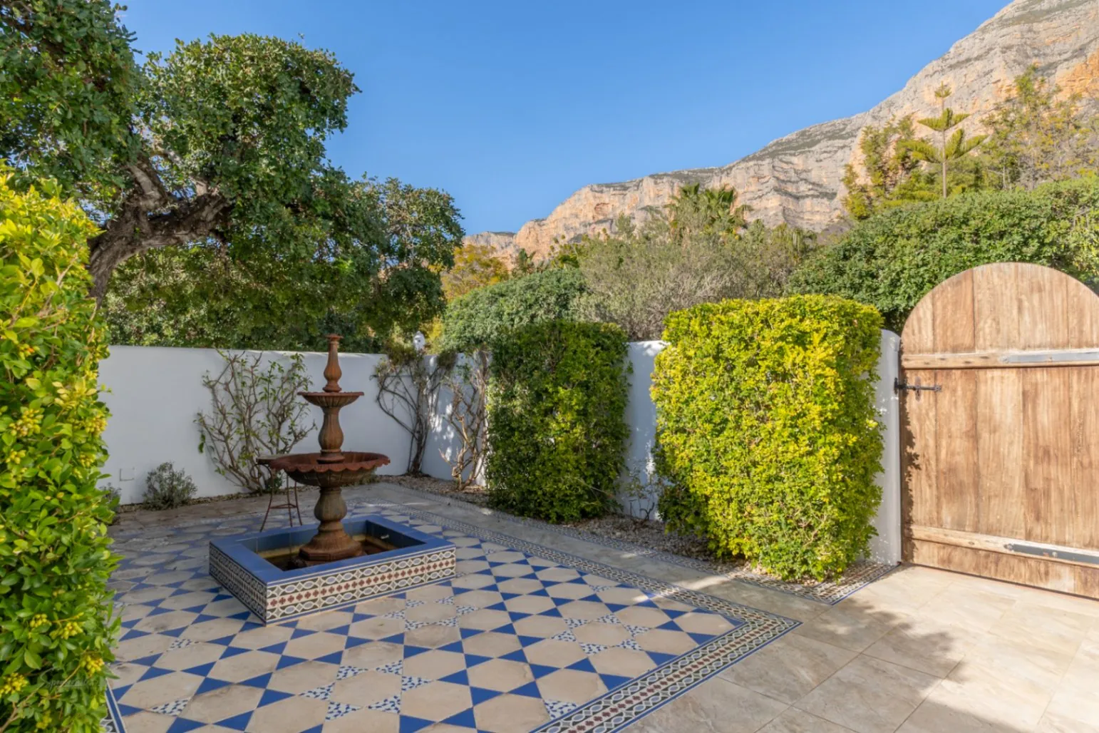 Impresionante villa de estilo ibicenco con pista de tenis y vistas al Montgó en Jávea