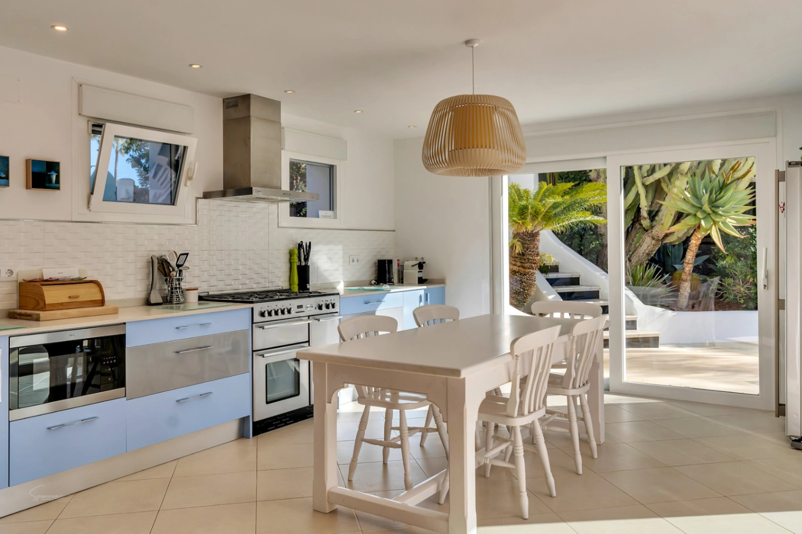 Impresionante villa de estilo ibicenco con pista de tenis y vistas al Montgó en Jávea