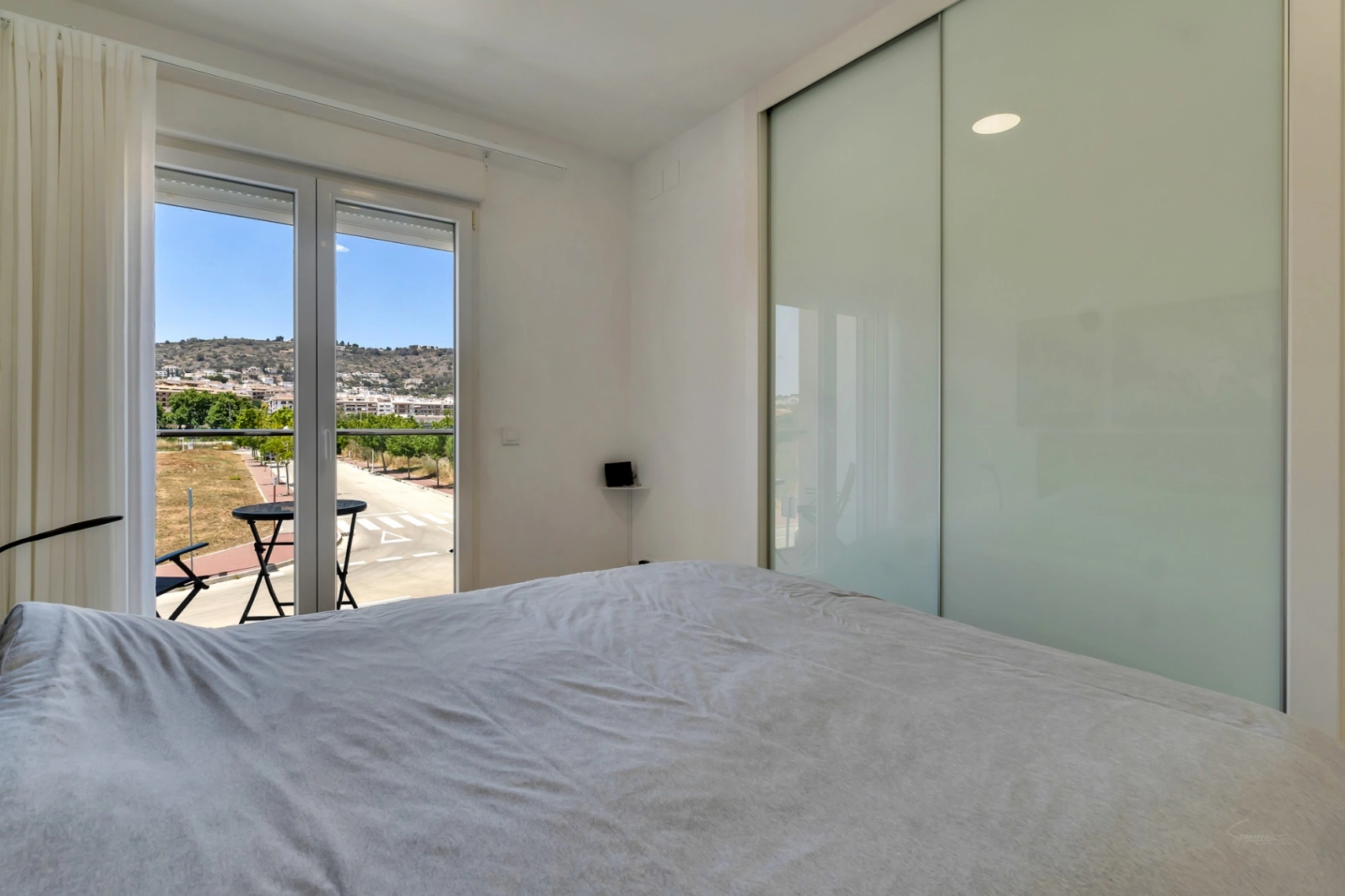 Adosado moderno de 4 dormitorios con patio privado, piscina y parking cerca del casco antiguo de Jávea