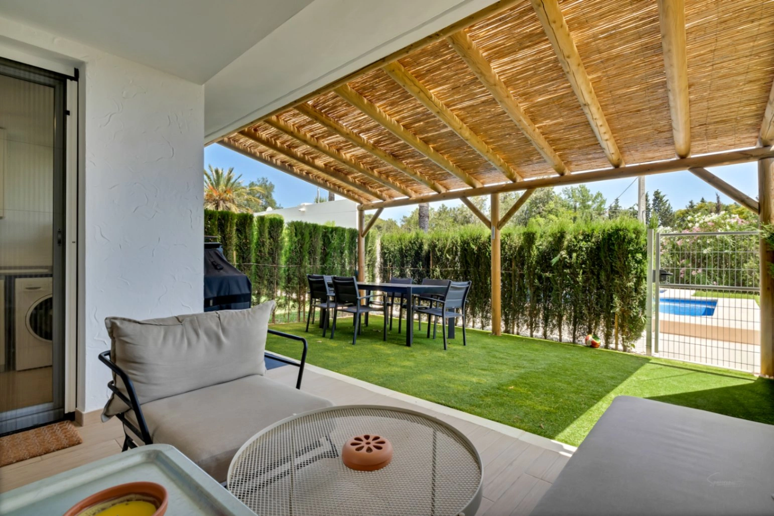 Adosado moderno de 4 dormitorios con patio privado, piscina y parking cerca del casco antiguo de Jávea