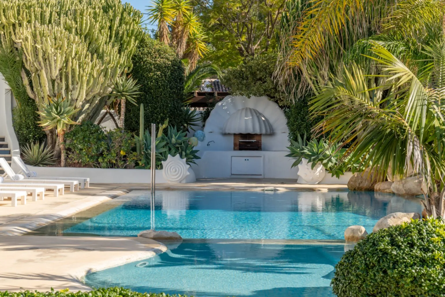 Impresionante villa de estilo ibicenco con pista de tenis y vistas al Montgó en Jávea