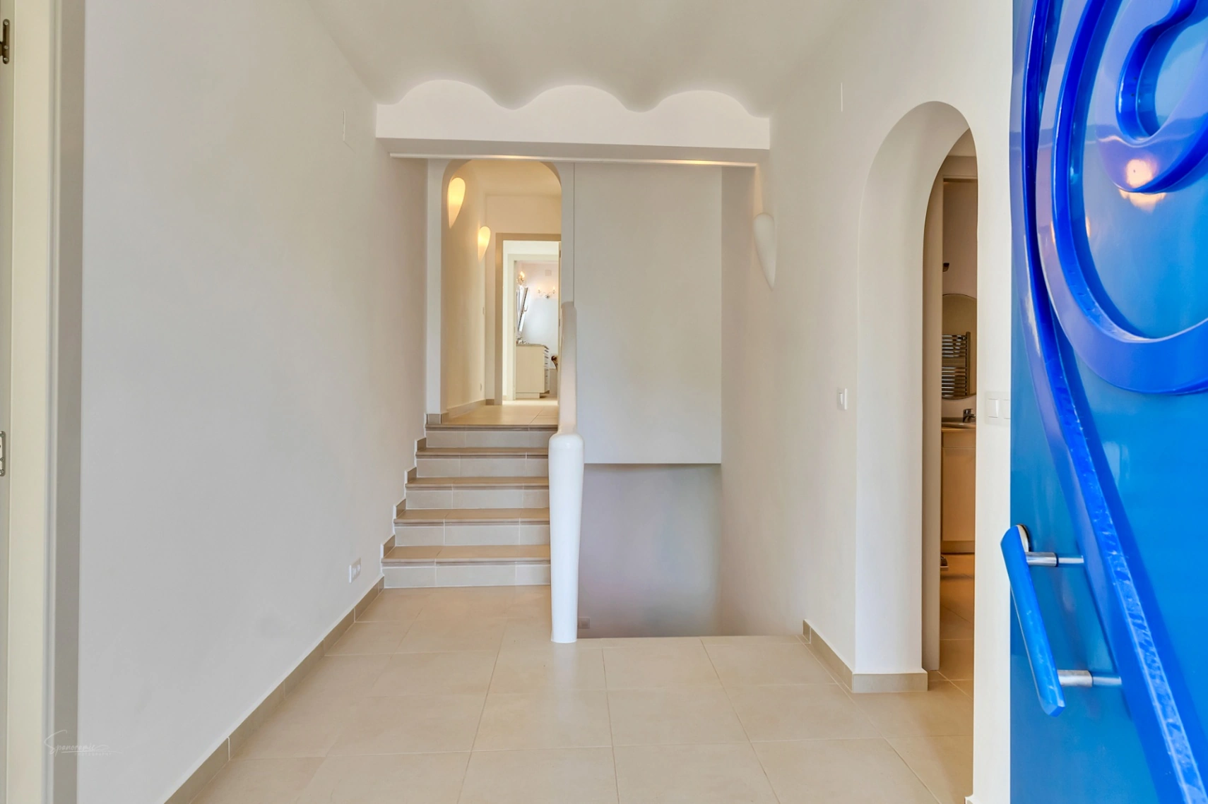 Impresionante villa de estilo ibicenco con pista de tenis y vistas al Montgó en Jávea