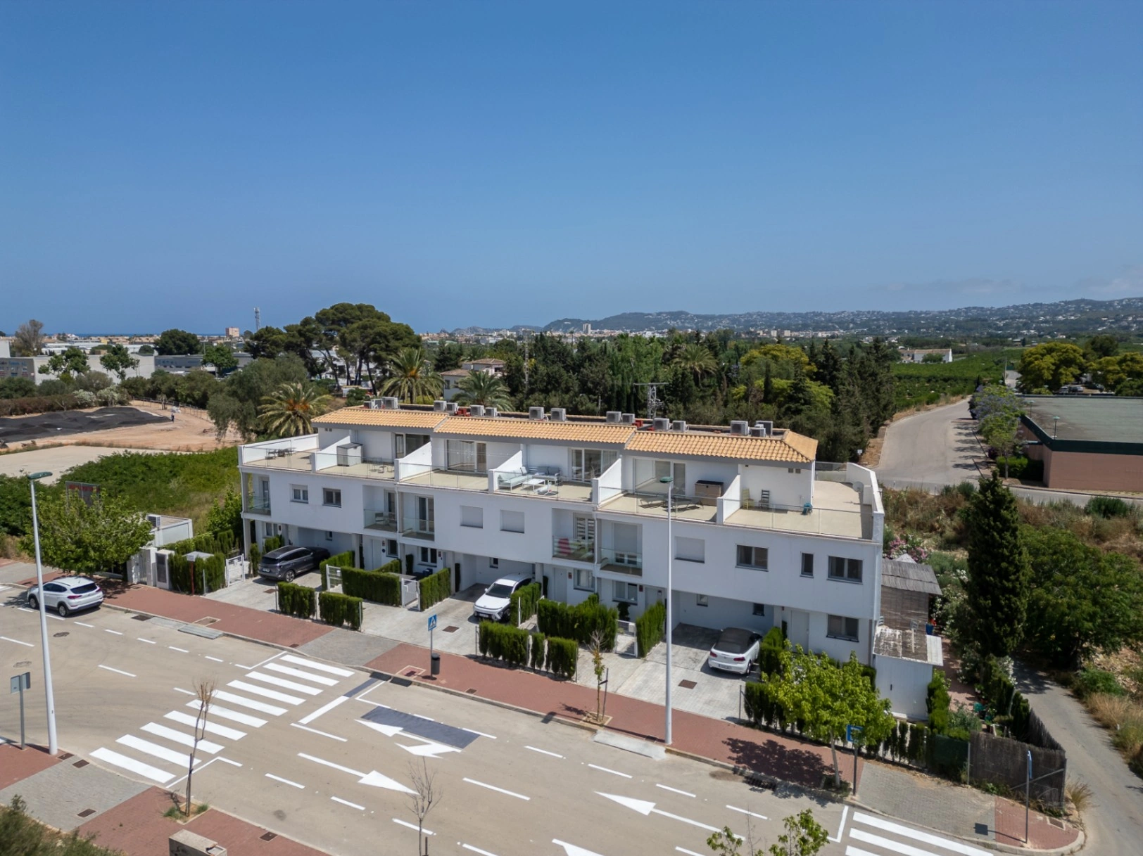 Adosado moderno de 4 dormitorios con patio privado, piscina y parking cerca del casco antiguo de Jávea