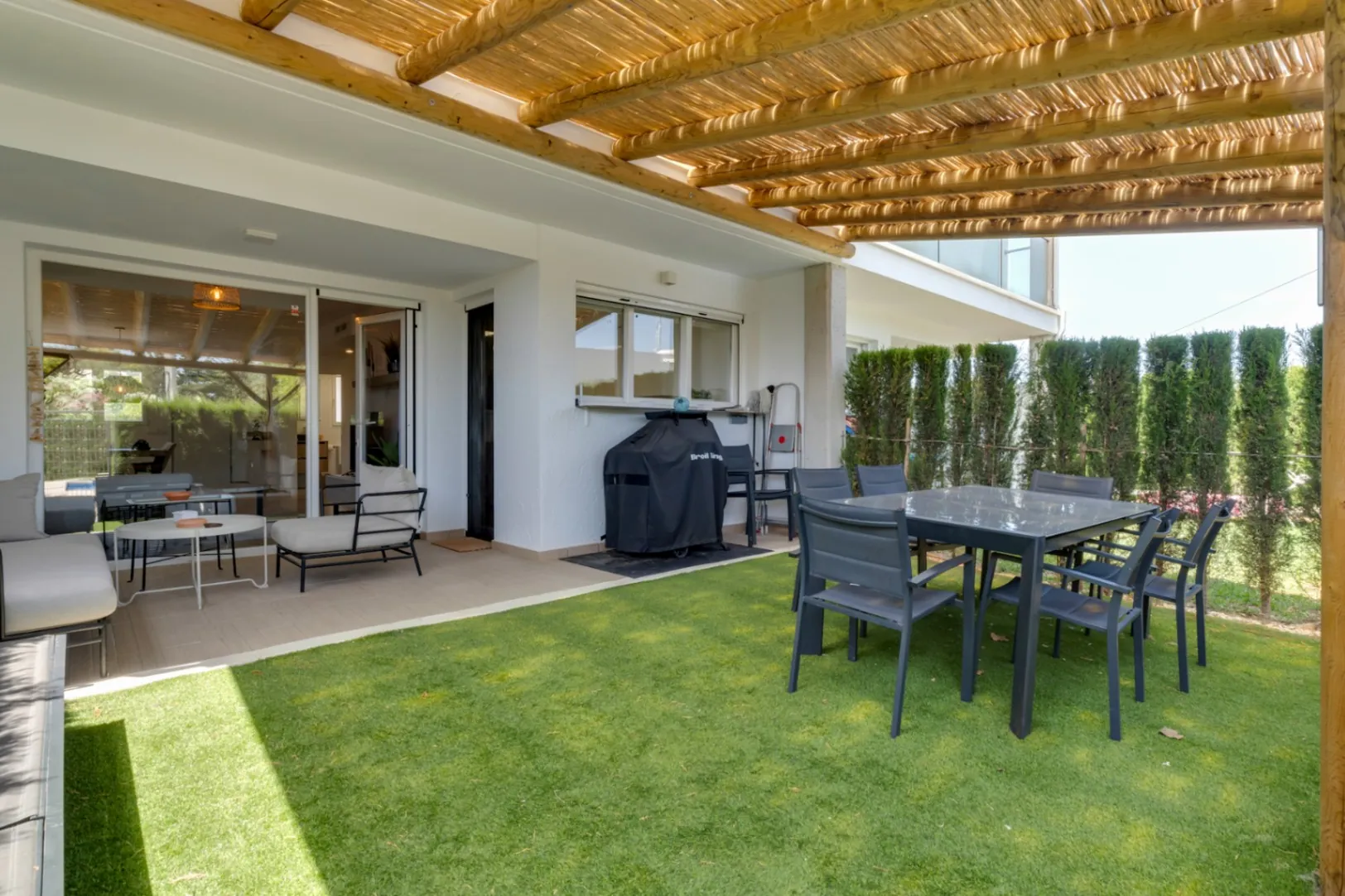 Adosado moderno de 4 dormitorios con patio privado, piscina y parking cerca del casco antiguo de Jávea
