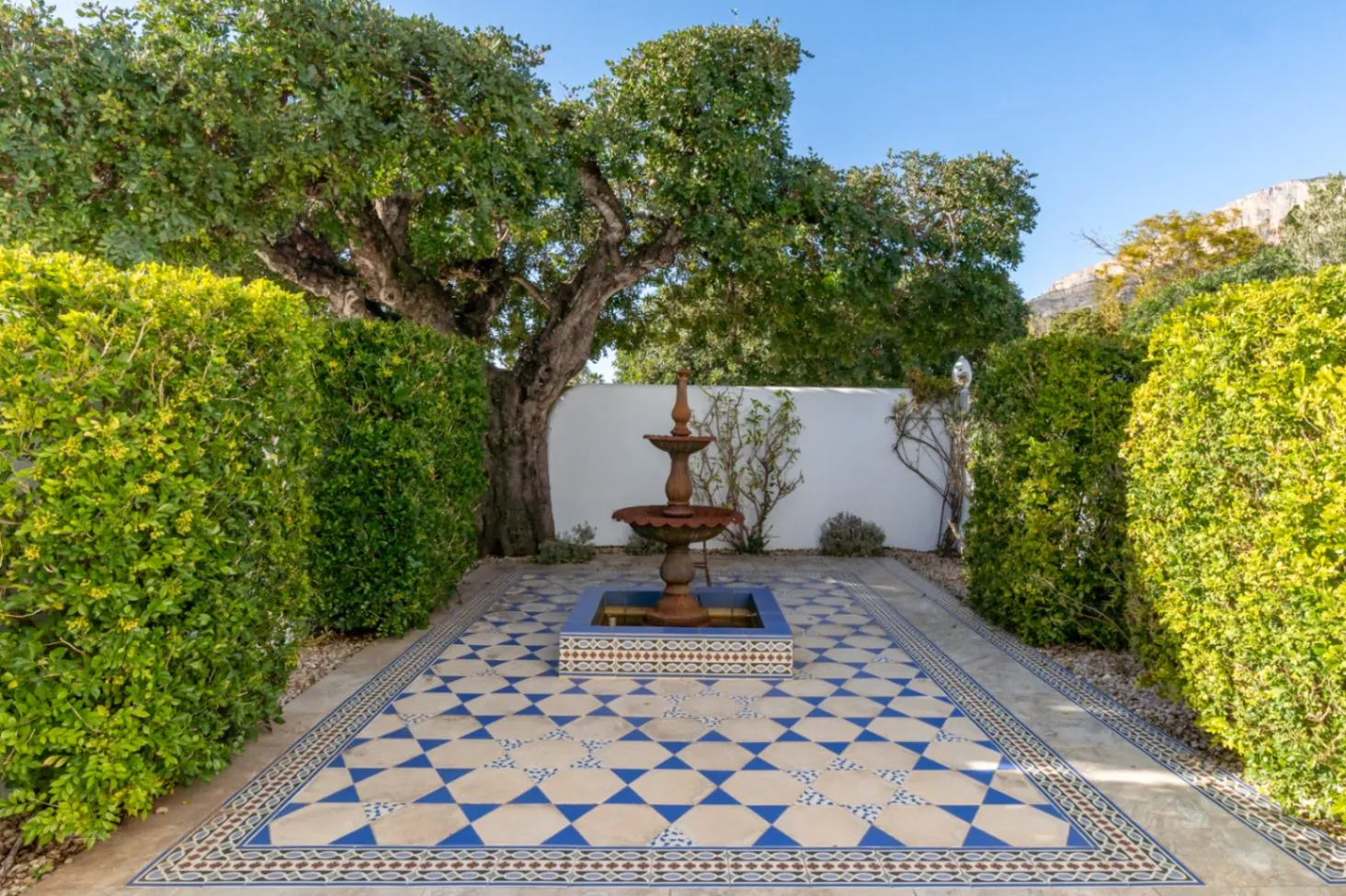 Impresionante villa de estilo ibicenco con pista de tenis y vistas al Montgó en Jávea